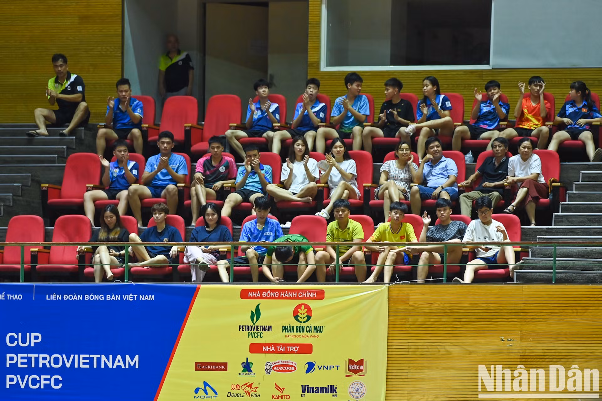 En las gradas, el público animan con entusiasmo a los jugadores. En las gradas, el público animan con entusiasmo a los jugadores.