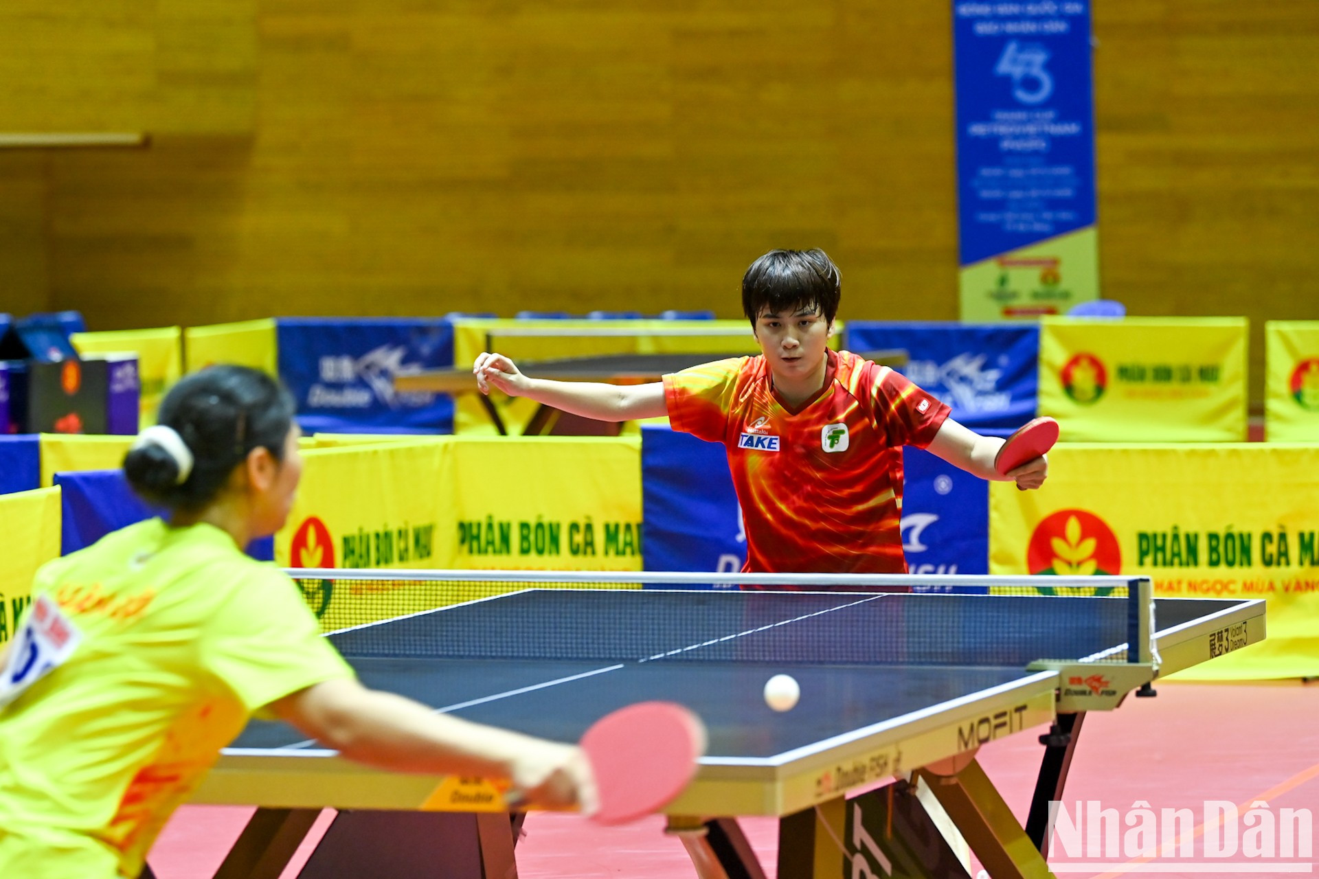 La jugadora Nguyen Khoa Dieu Khanh, nacida en 1998, es actualmente miembro del equipo de Ciudad Ho Chi Minh y de la selección nacional. Ganó la medalla de bronce en la categoría de equipos femeninos en los Juegos del Sudeste Asiático 31 y, en 2024, conquistó la medalla de oro en la modalidad individual femenina en la edición 42ª del torneo nacional y en el campeonato del Sudeste Asiático.