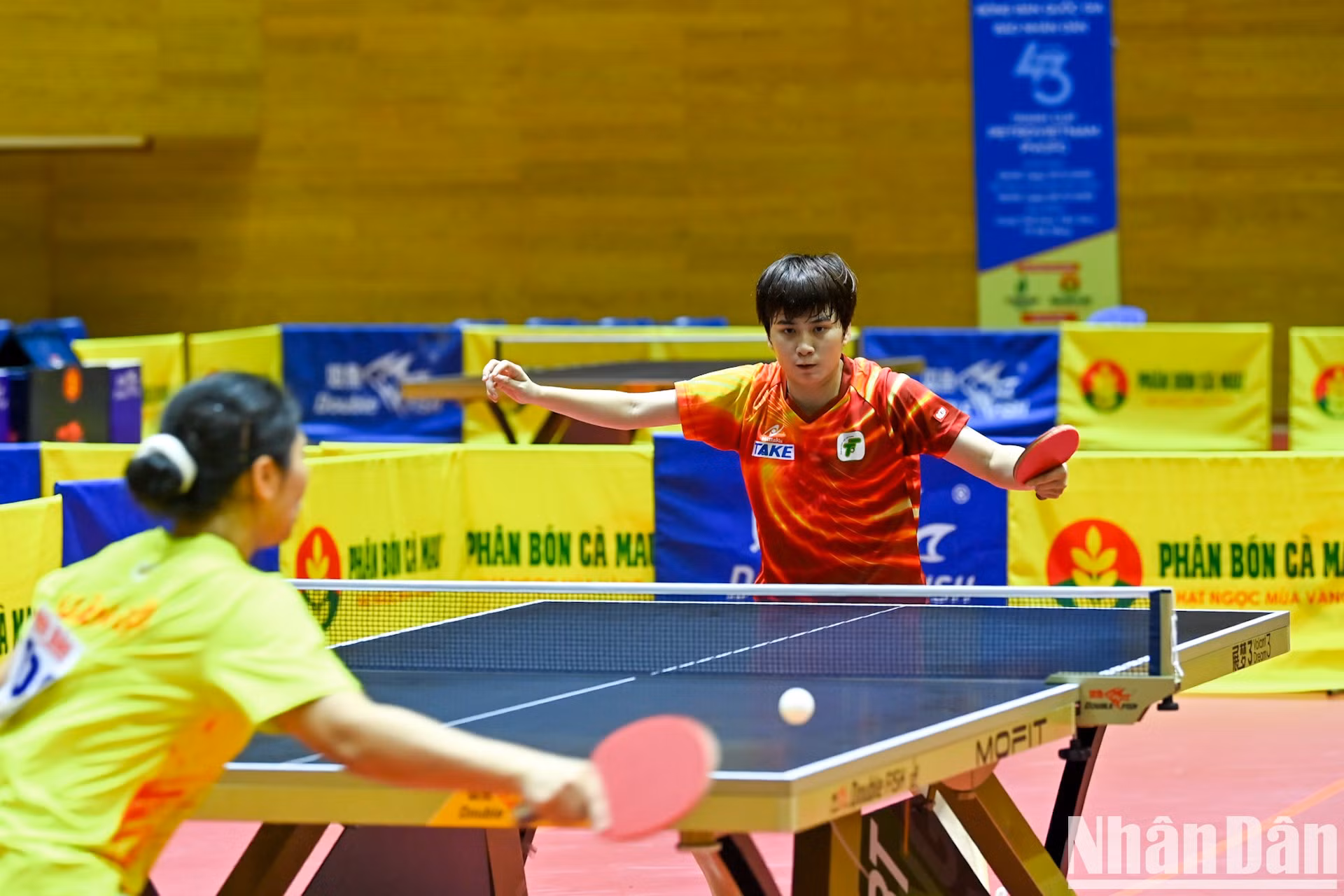 La jugadora Nguyen Khoa Dieu Khanh, nacida en 1998, es actualmente miembro del equipo de Ciudad Ho Chi Minh y de la selección nacional. Ganó la medalla de bronce en la categoría de equipos femeninos en los Juegos del Sudeste Asiático 31 y, en 2024, conquistó la medalla de oro en la modalidad individual femenina en la edición 42ª del torneo nacional y en el campeonato del Sudeste Asiático.