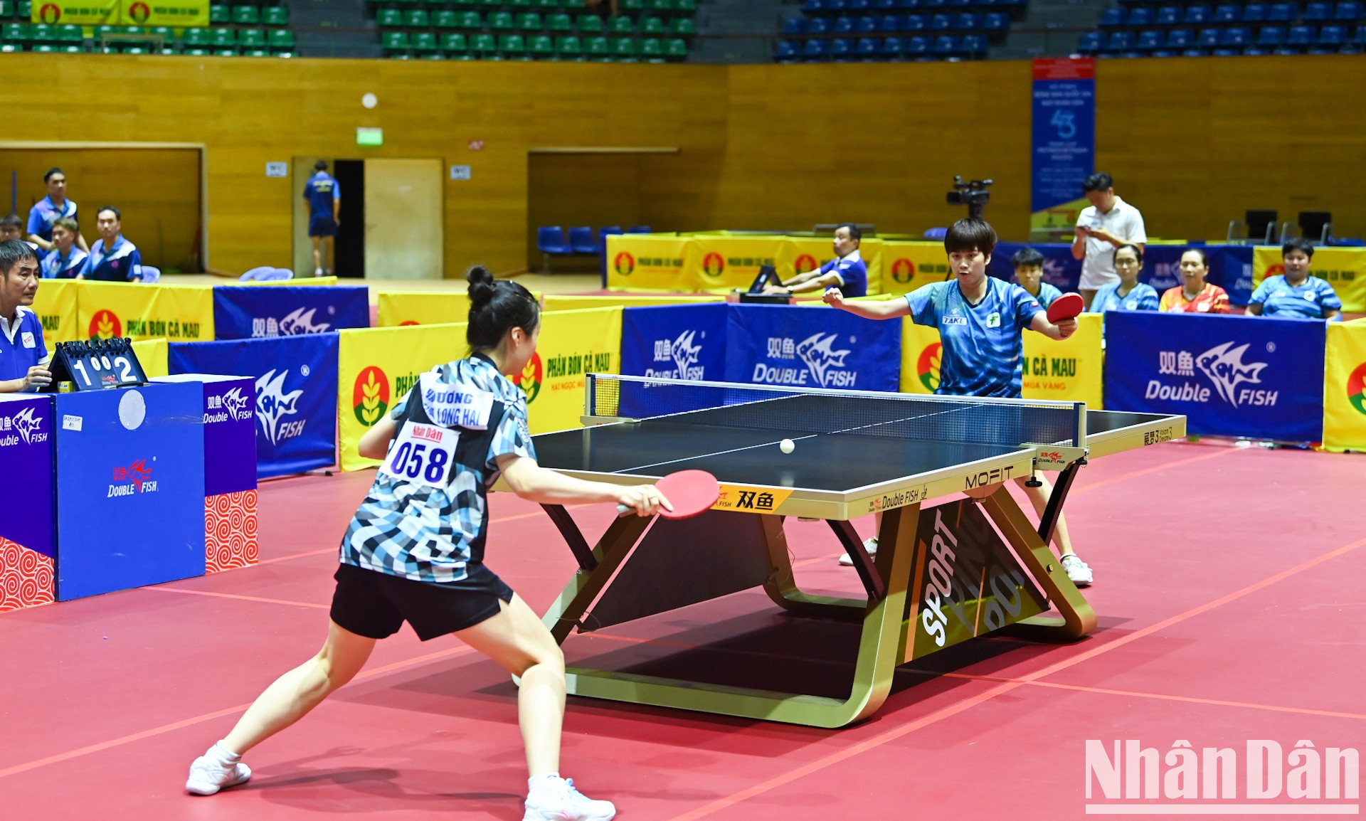 Las dos jugadoras, Nguyen Khoa Dieu Khanh y Nguyen Thi Mai Phuong, se enfrentan en el segundo partido de la final por equipos femeninos.