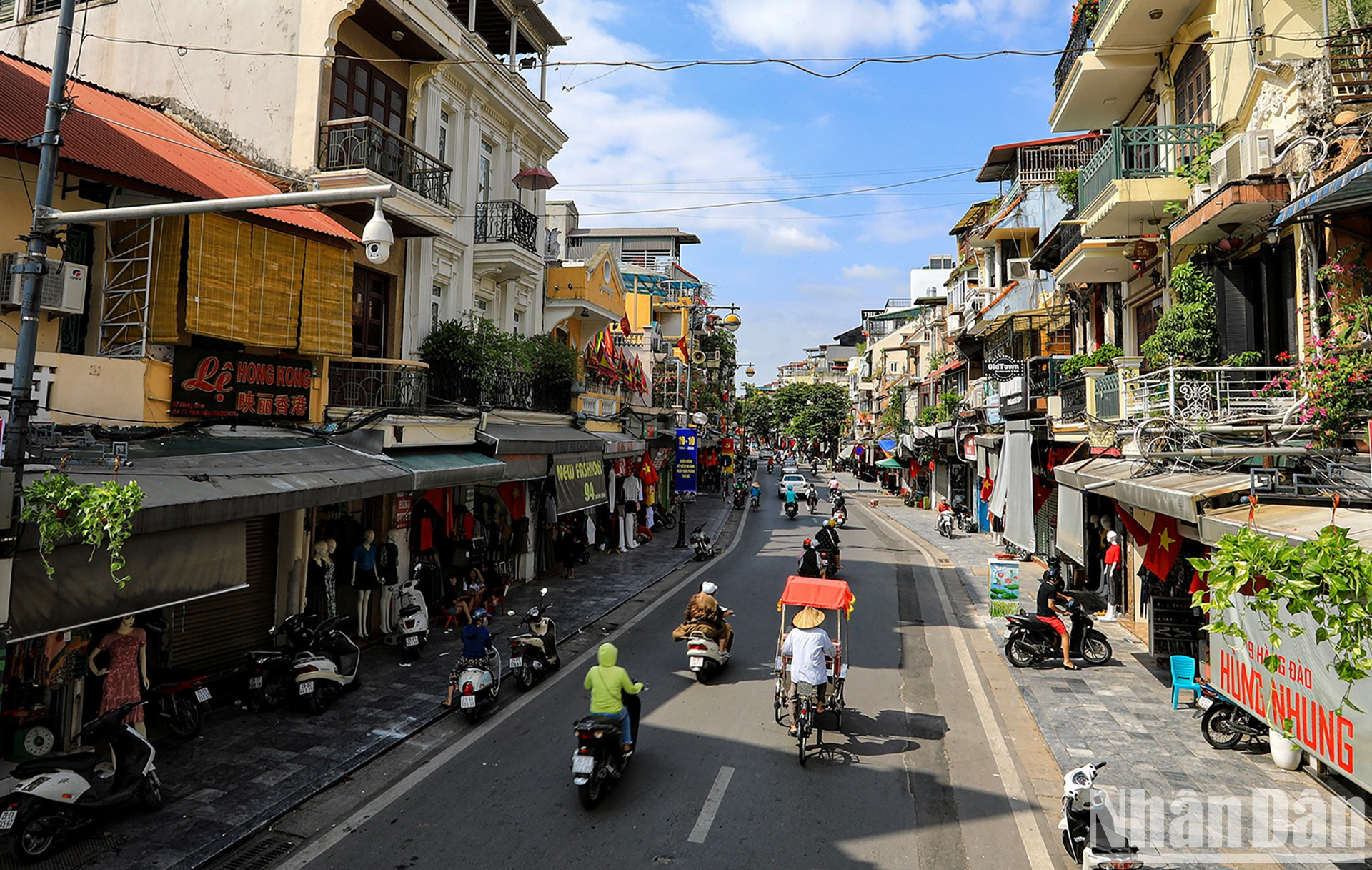 La calle Hang Dao, vista desde una altura de más de 10 metros, recuerda la imagen del "viejo Hanói", con un tranvía recorriendo la calle y rickshaws manuales. El tiempo ha pasado, pero la calle sigue bullendo con el tintineo de los triciclos y las concurridas filas de gente. La calle Hang Dao, vista desde una altura de más de 10 metros, recuerda la imagen del "viejo Hanói", con un tranvía recorriendo la calle y rickshaws manuales. El tiempo ha pasado, pero la calle sigue bullendo con el tintineo de los triciclos y las concurridas filas de gente.