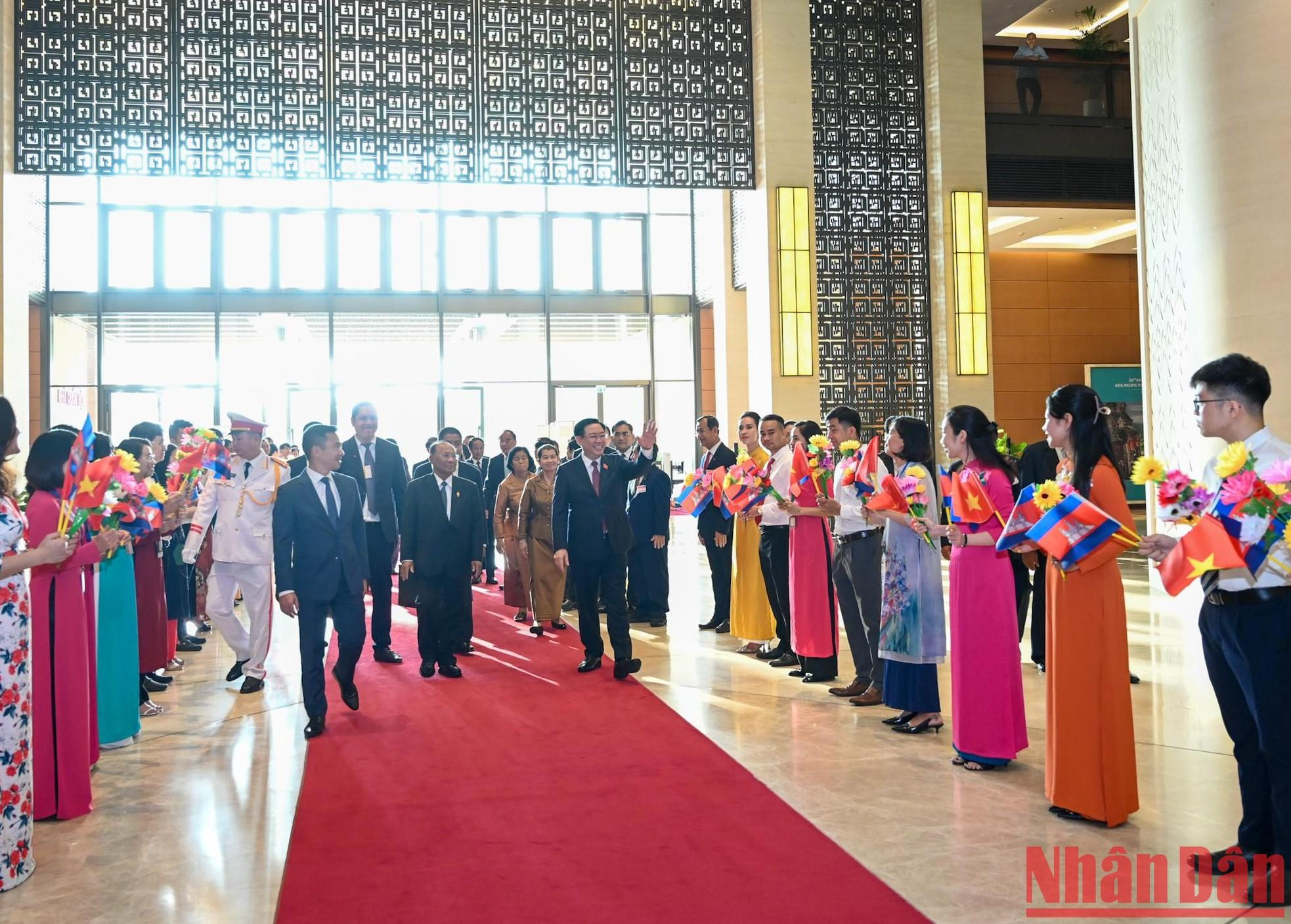 Funcionarios y personal de la Oficina del Parlamento vietnamita reciben a la delegación del país vecino.