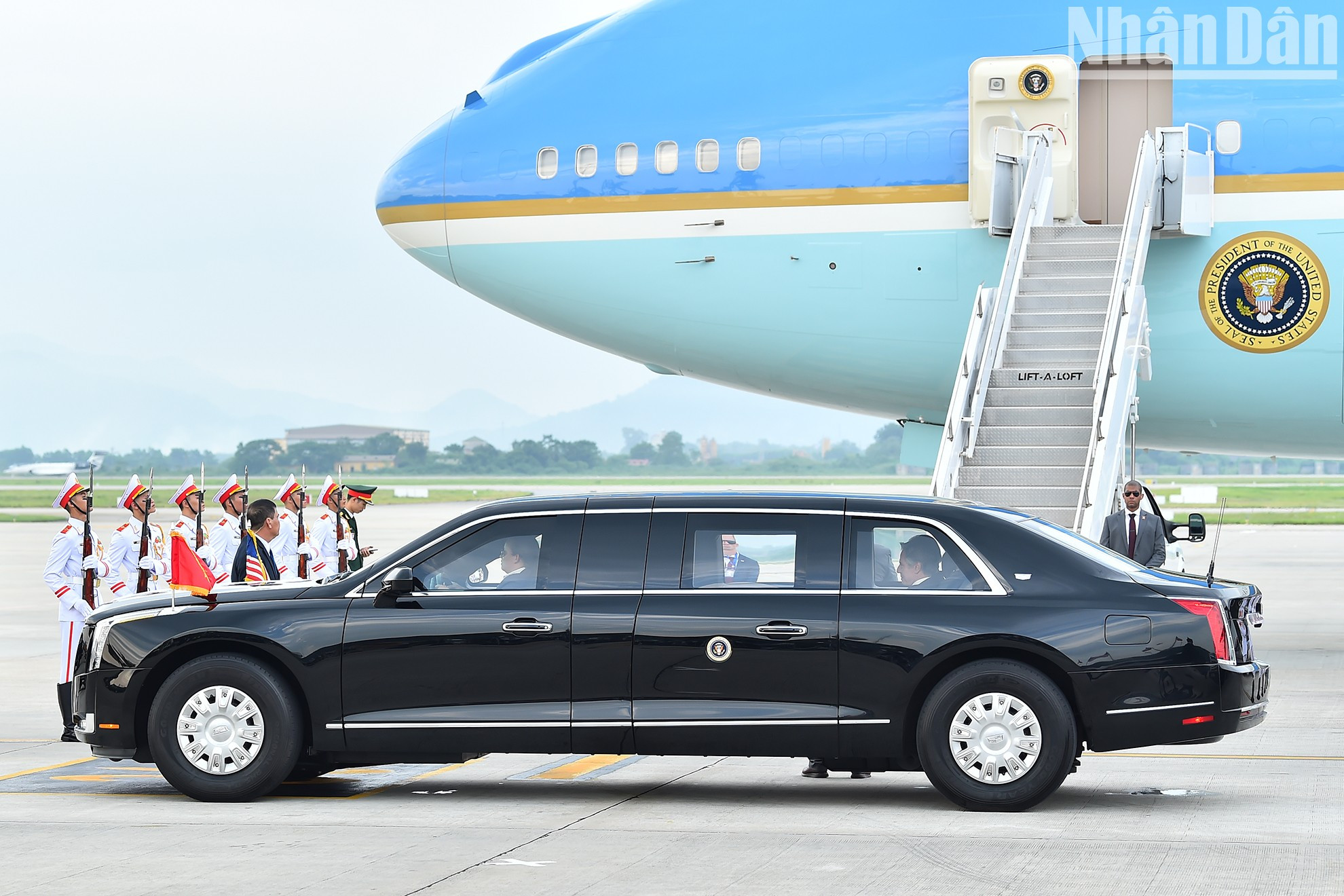 El coche presidencial sale del aeropuerto internacional de Noi Bai.