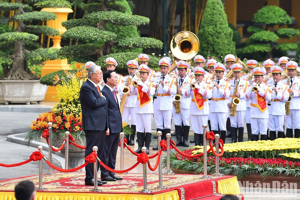 Una banda de ceremonias interpreta los himnos nacionales de Vietnam y Kazajstán.