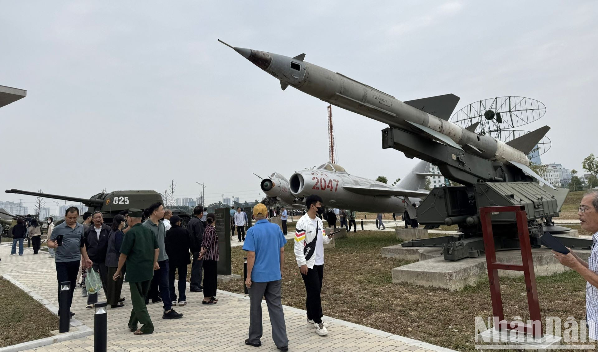 En la entrada se forman largas colas de personas. Llaman la atención desde las zonas exteriores los tanques y aviones de combate. En la entrada se forman largas colas de personas. Llaman la atención desde las zonas exteriores los tanques y aviones de combate.
