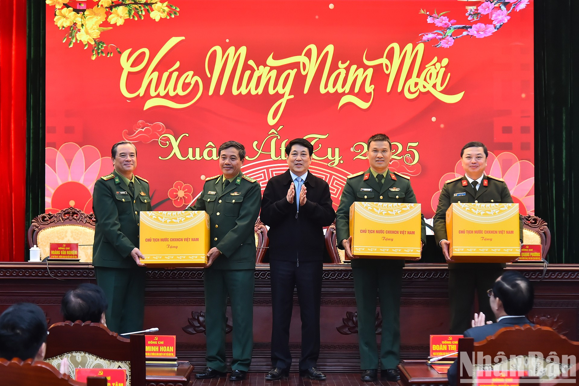 Entregan regalos a las fuerzas armadas de Lang Son. Entregan regalos a las fuerzas armadas de Lang Son.