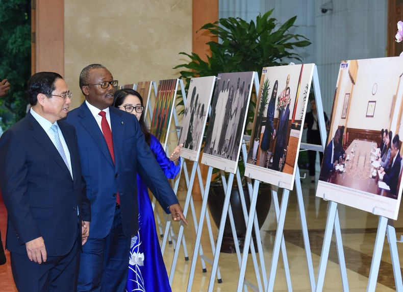 Minh Chinh presenta a Umaro Sissoco Embaló imágenes sobre las relaciones diplomáticas entre los dos países. Minh Chinh presenta a Umaro Sissoco Embaló imágenes sobre las relaciones diplomáticas entre los dos países.