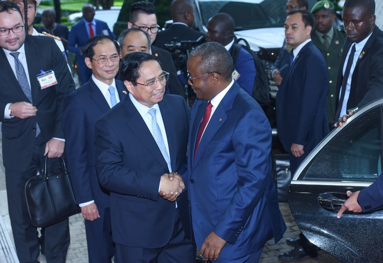 Minh Chinh da la bienvenida al presidente de Guinea-Bissau, Umaro Sissoco Embaló. Minh Chinh da la bienvenida al presidente de Guinea-Bissau, Umaro Sissoco Embaló.