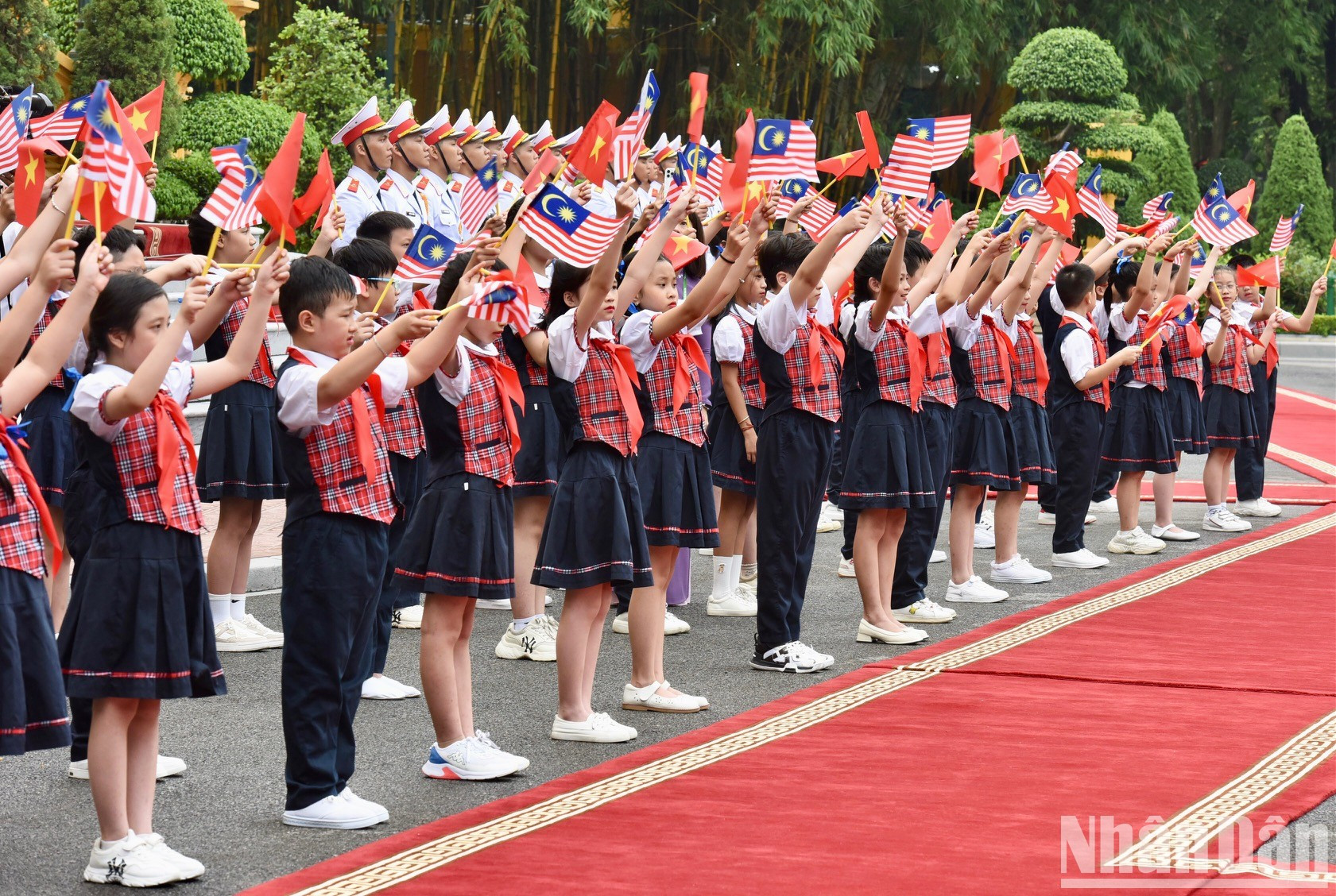 Niños capitalinos dan la bienvenida al primer ministro malasio, Anwar Ibrahim.