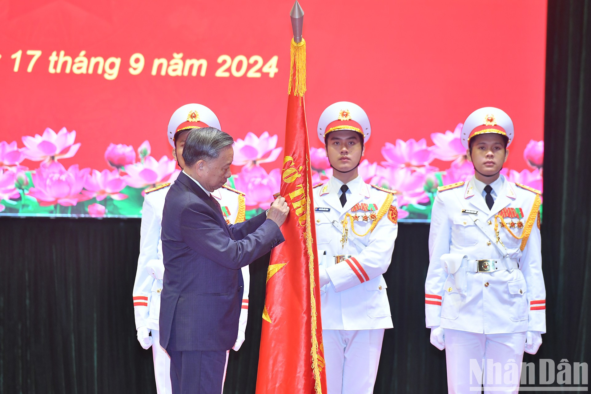 To Lam otorga la Orden del Trabajo de Primera Clase a la Academia Nacional de Política Ho Chi Minh. To Lam otorga la Orden del Trabajo de Primera Clase a la Academia Nacional de Política Ho Chi Minh.