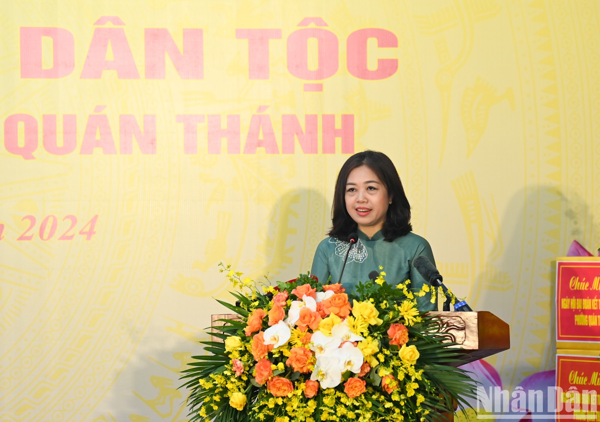 Ngo Thuy Linh, presidenta del Comité del Frente de la Patria de la circunscripción de Quan Thanh, habla en el evento.