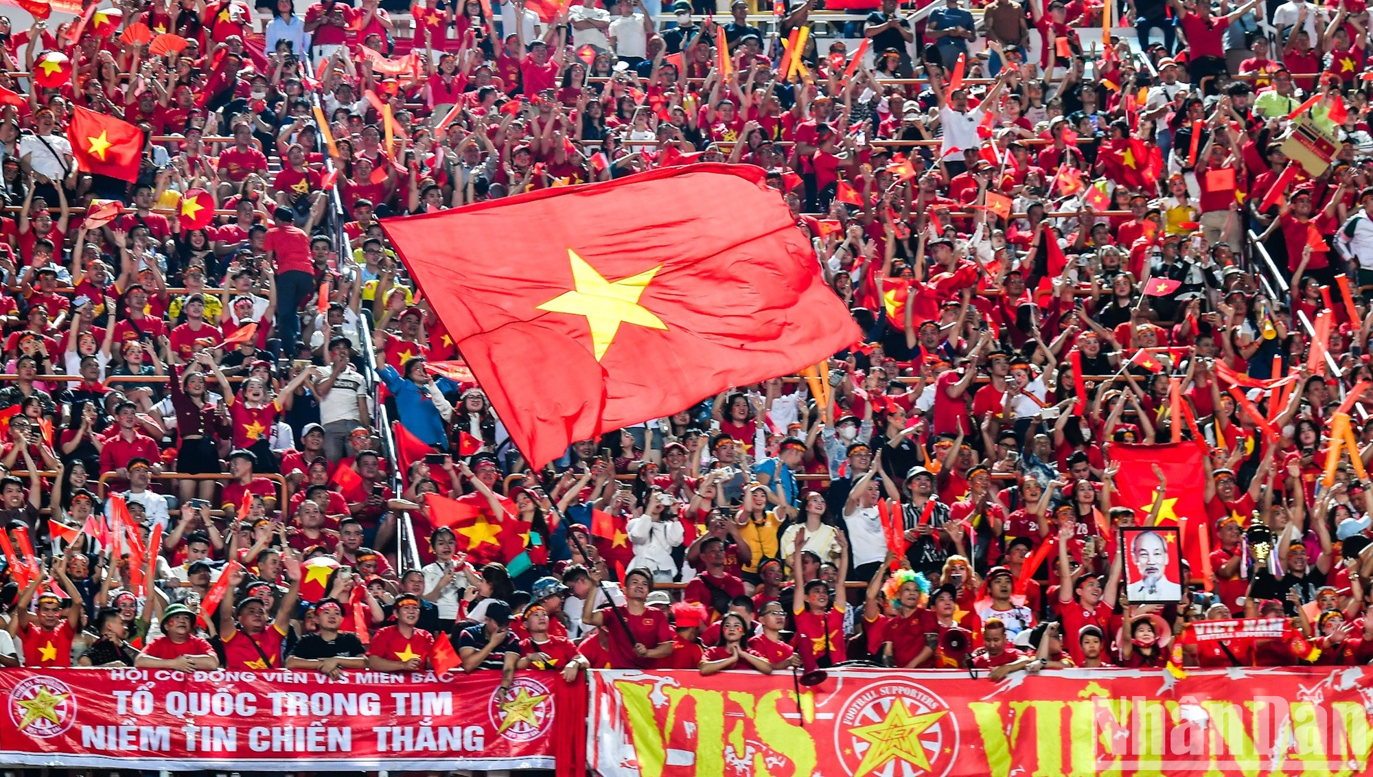 La bandera nacional de Vietnam ondea sobre el estadio Rajamangala. La bandera nacional de Vietnam ondea sobre el estadio Rajamangala.