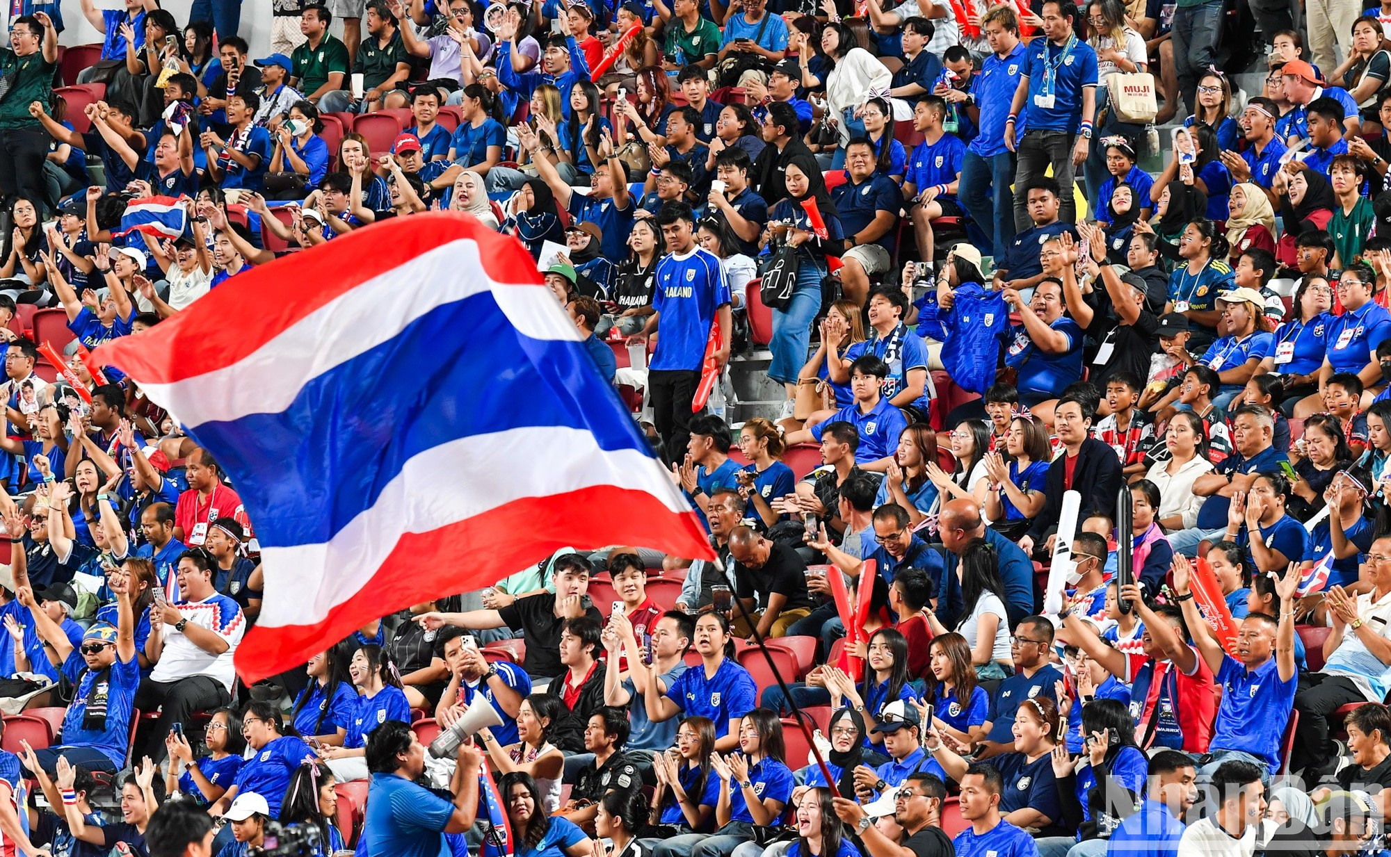 Aficionados tailandeses en las gradas. Aficionados tailandeses en las gradas.
