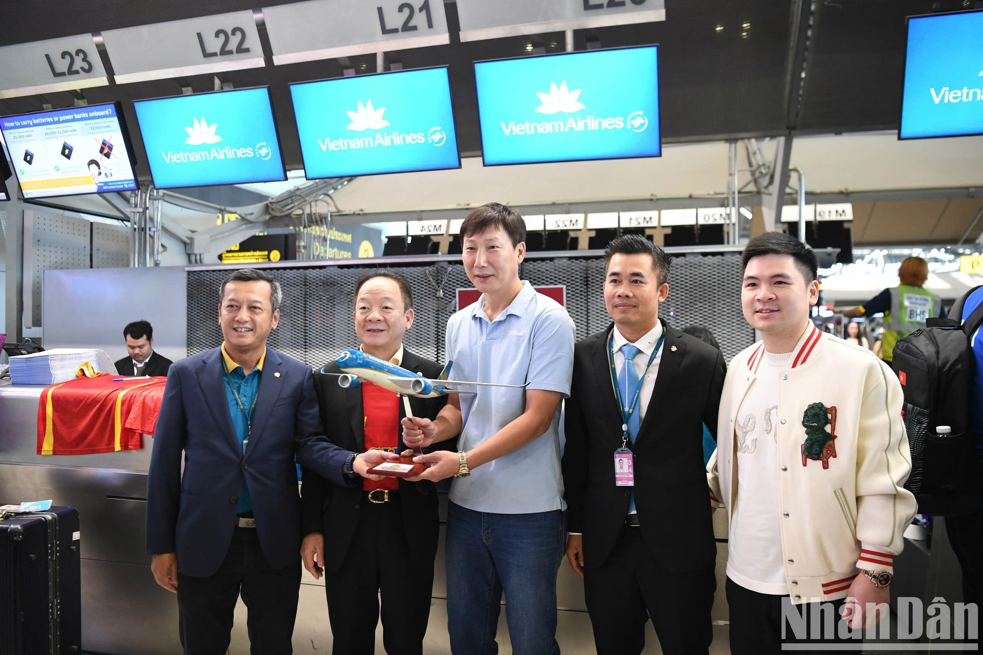 Representantes de la sucursal de Vietnam Airlines en Tailandia obsequiaron al equipo con regalos. Representantes de la sucursal de Vietnam Airlines en Tailandia obsequiaron al equipo con regalos.