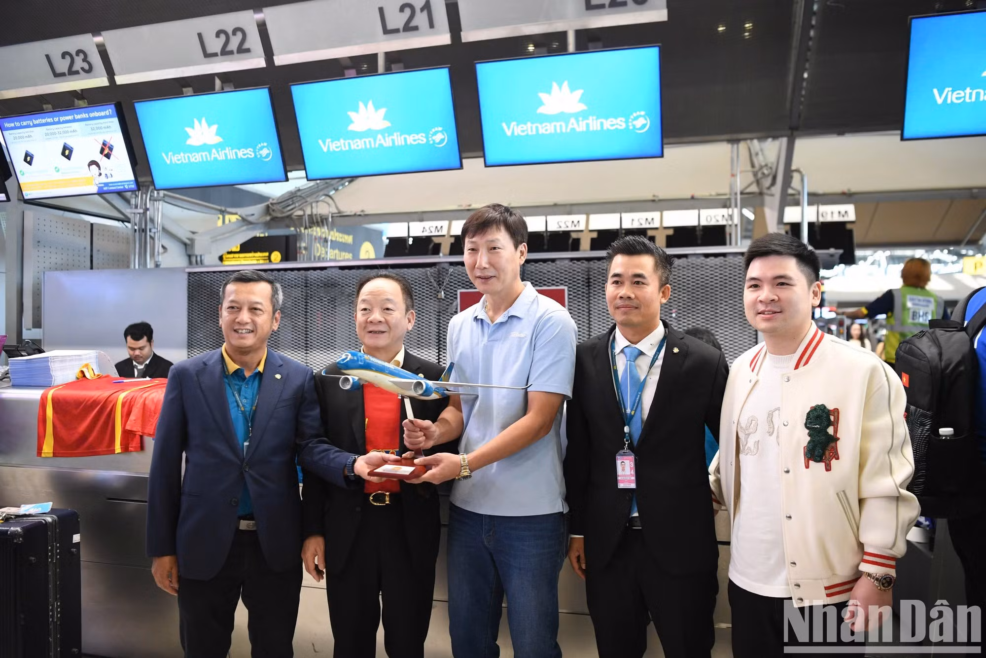 Representantes de la sucursal de Vietnam Airlines en Tailandia obsequiaron al equipo con regalos.