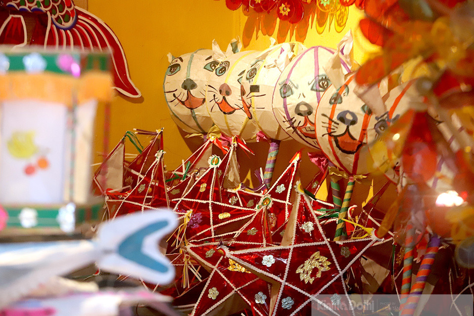 Dijo que, a diferencia de los juguetes importados, los típicos del Festival del Medio Otoño está hecho de materiales naturales como bambú o papel do, hecho de la corteza del árbol do (Rhamnoneuron balansae).