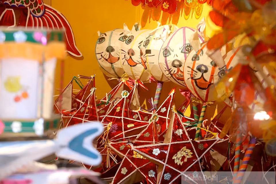 Dijo que, a diferencia de los juguetes importados, los típicos del Festival del Medio Otoño está hecho de materiales naturales como bambú o papel do, hecho de la corteza del árbol do (Rhamnoneuron balansae).