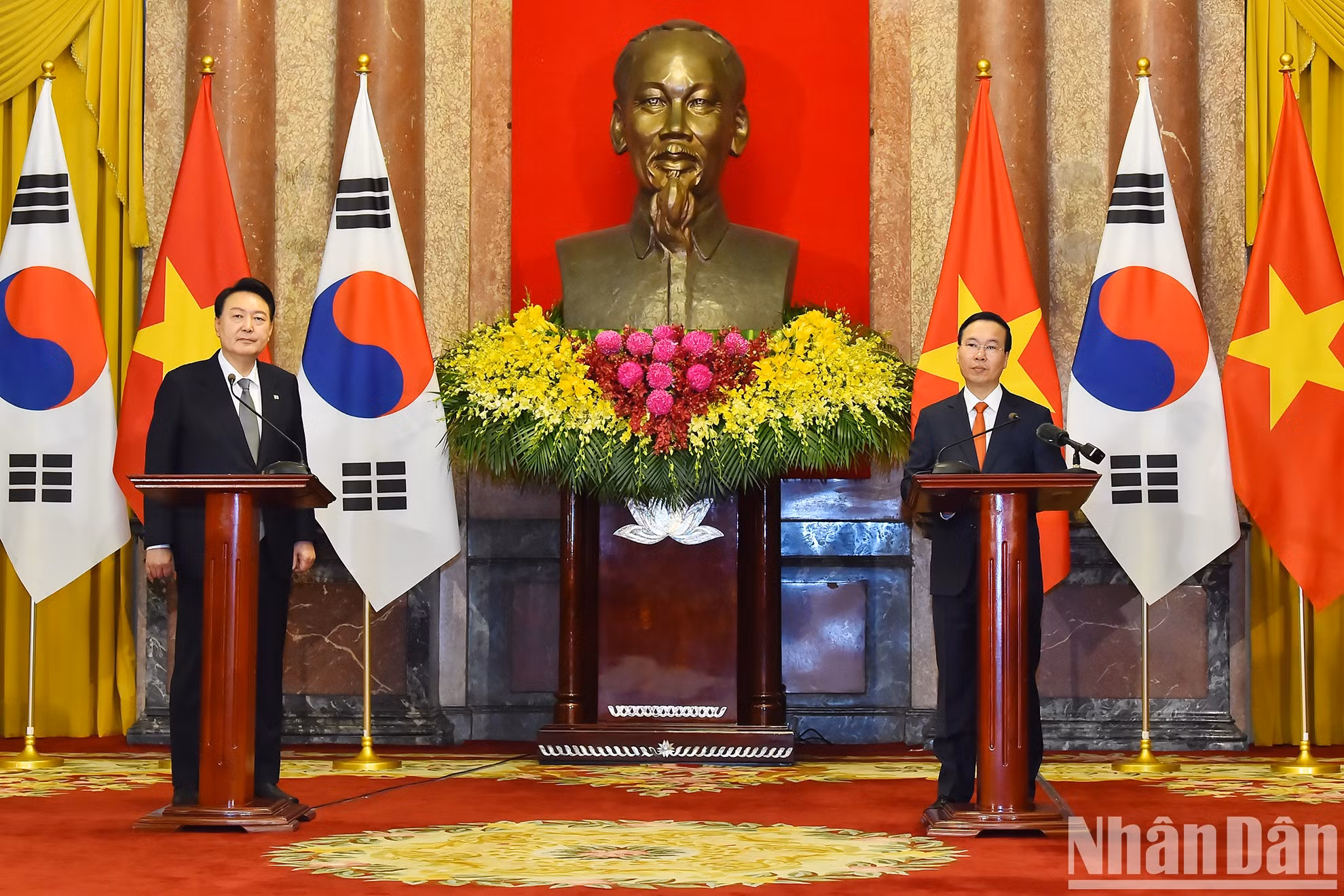 Ambos dirigentes copresiden la conferencia de prensa. Ambos dirigentes copresiden la conferencia de prensa.