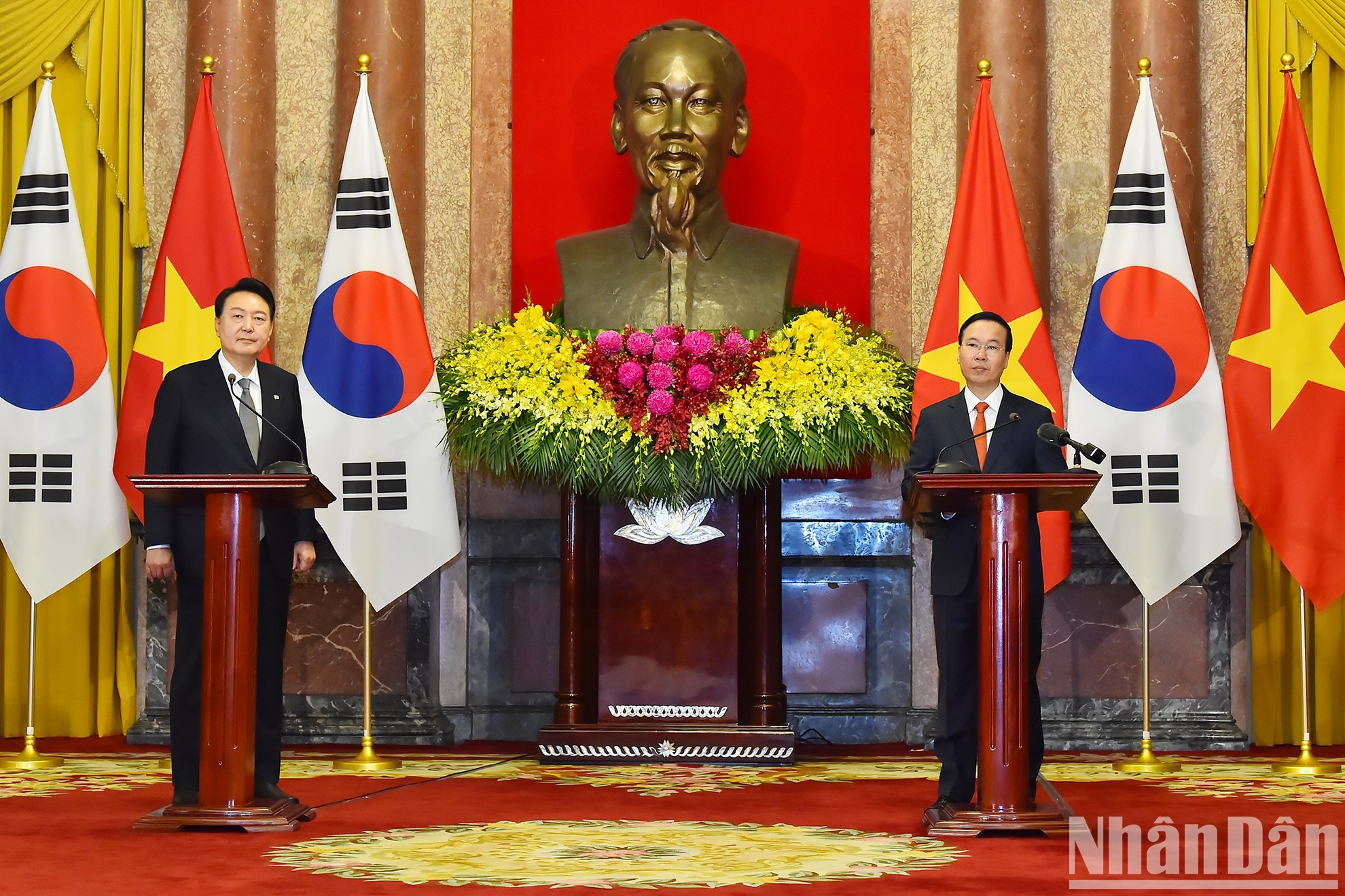 Ambos dirigentes copresiden la conferencia de prensa. Ambos dirigentes copresiden la conferencia de prensa.