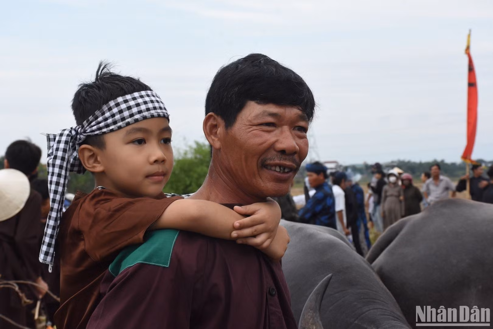Los niños y ancianos de Phong Le se transforman en pastores durante el festival.