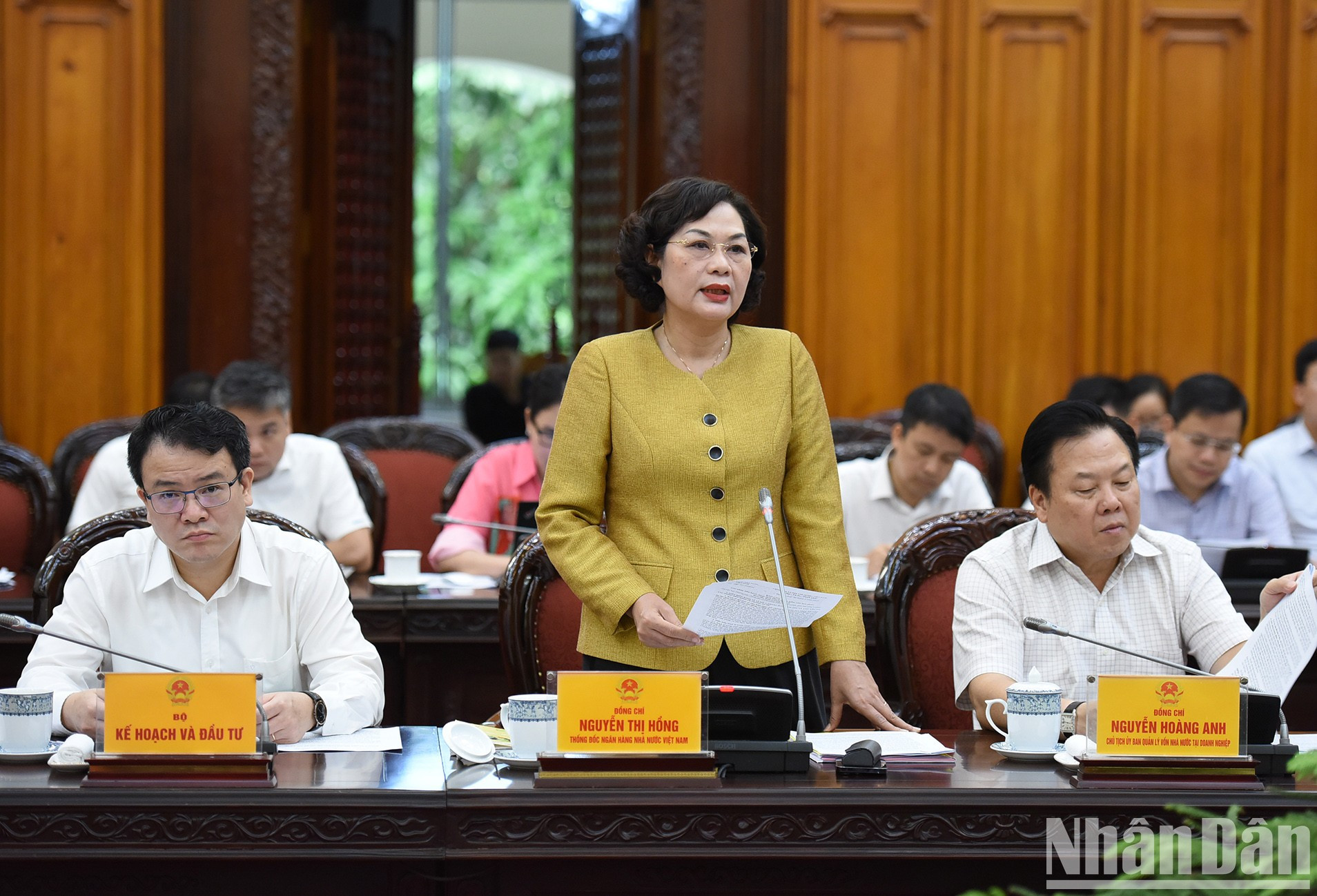 La gobernadora del Banco Estatal de Vietnam, Nguyen Thi Hong, interviene en la reunión.