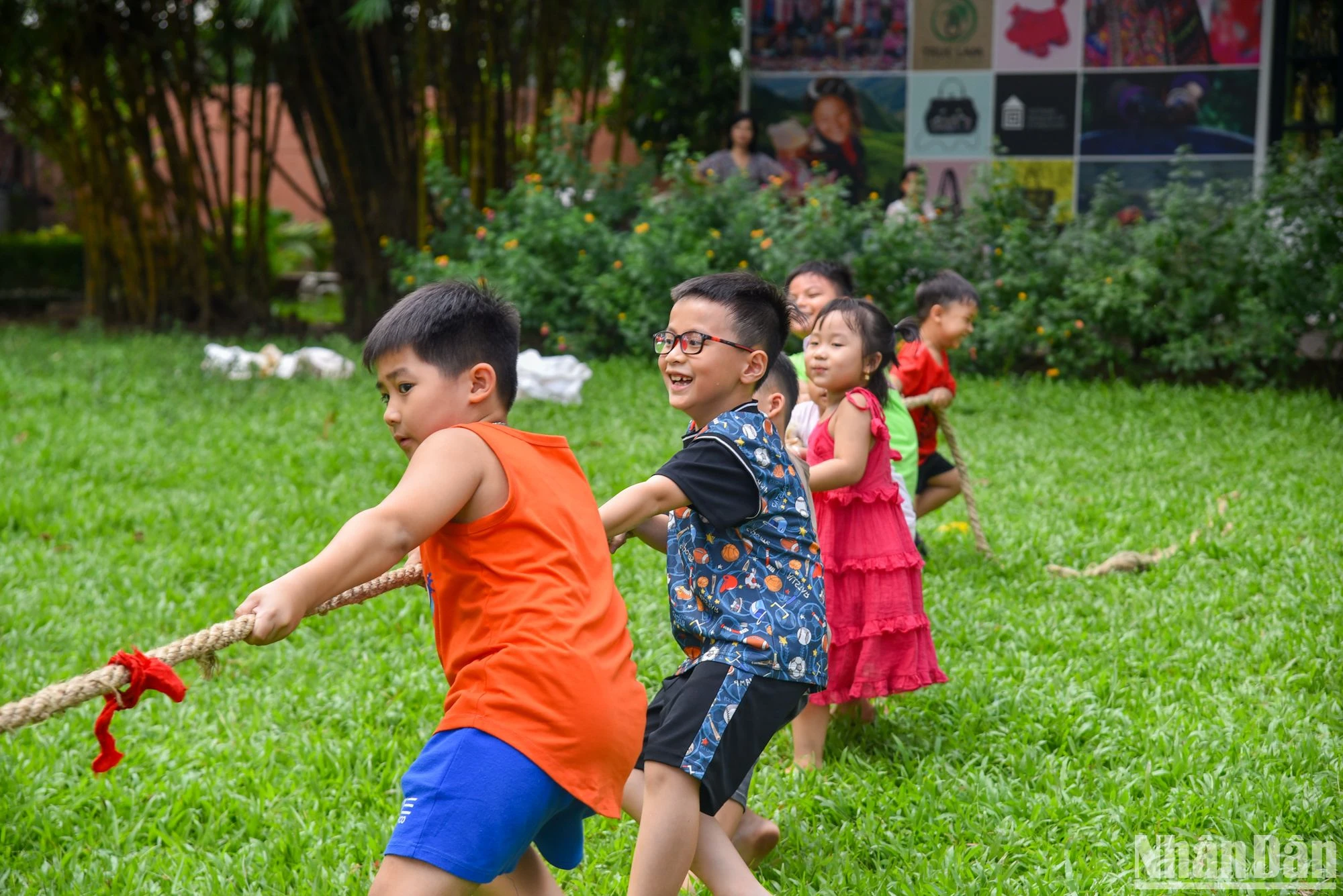 Los niños participan en el juego folclórico Keo Co (juego de tira y afloja). Los niños participan en el juego folclórico Keo Co (juego de tira y afloja).