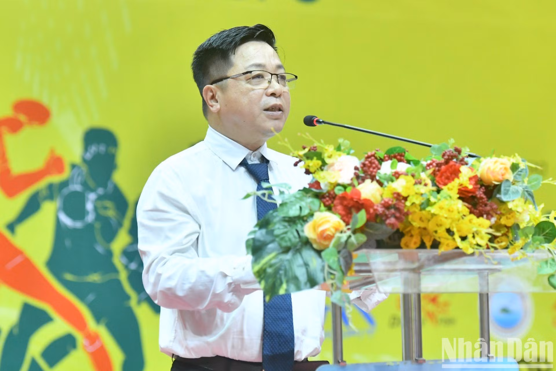 Que Dinh Nguyen, redactor subjefe del periódico Nhan Dan, habla en la ceremonia de clausura.