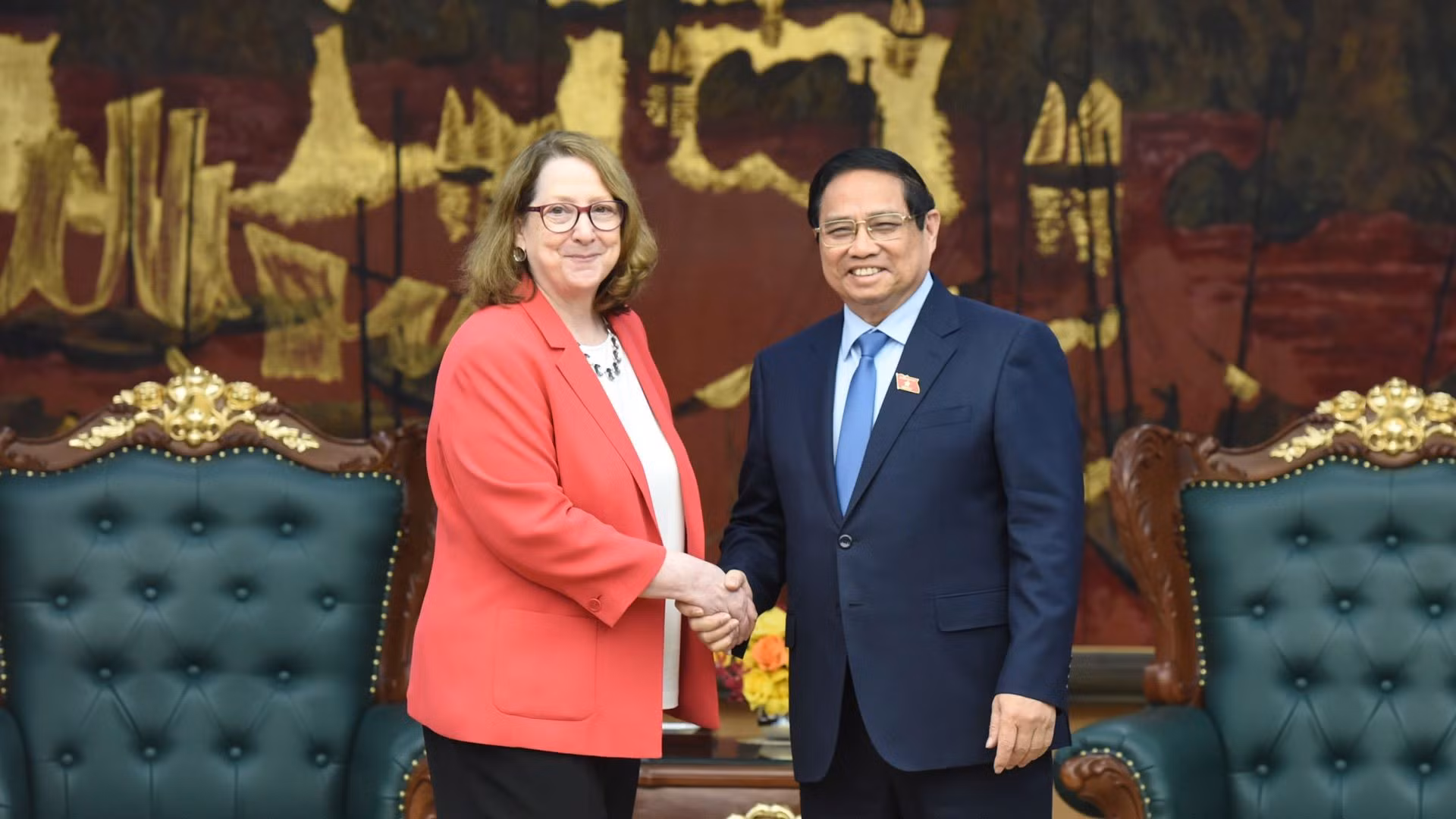 El primero ministro de Vietnam, Pham Minh Chinh, recibe a Reva Price, presidenta de la USCC.