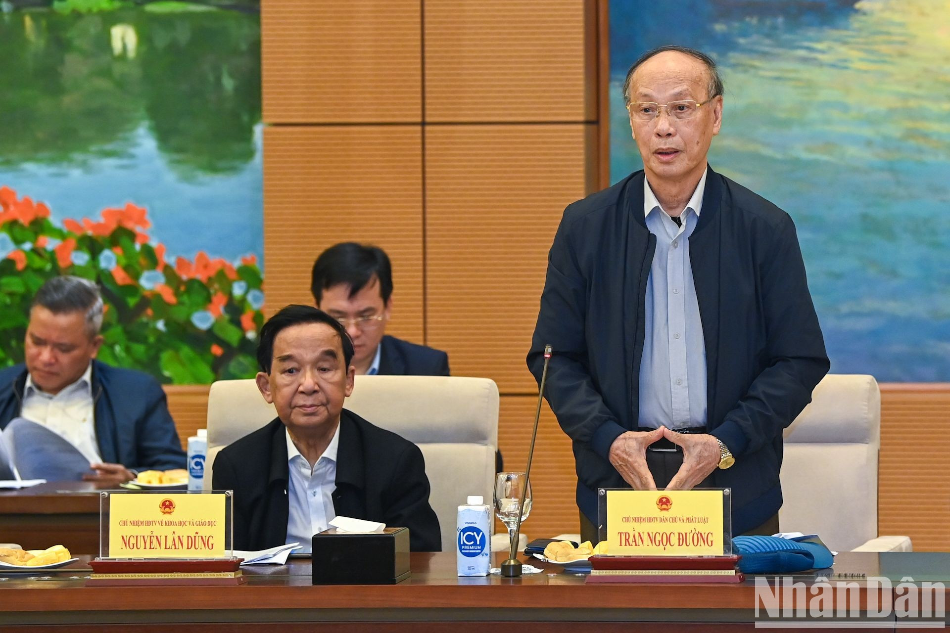 El jefe del Consejo Asesor sobre Democracia y Derecho, del Comité Central del Frente de la Patria de Vietnam, Tran Ngoc Duong, habla en la reunión.