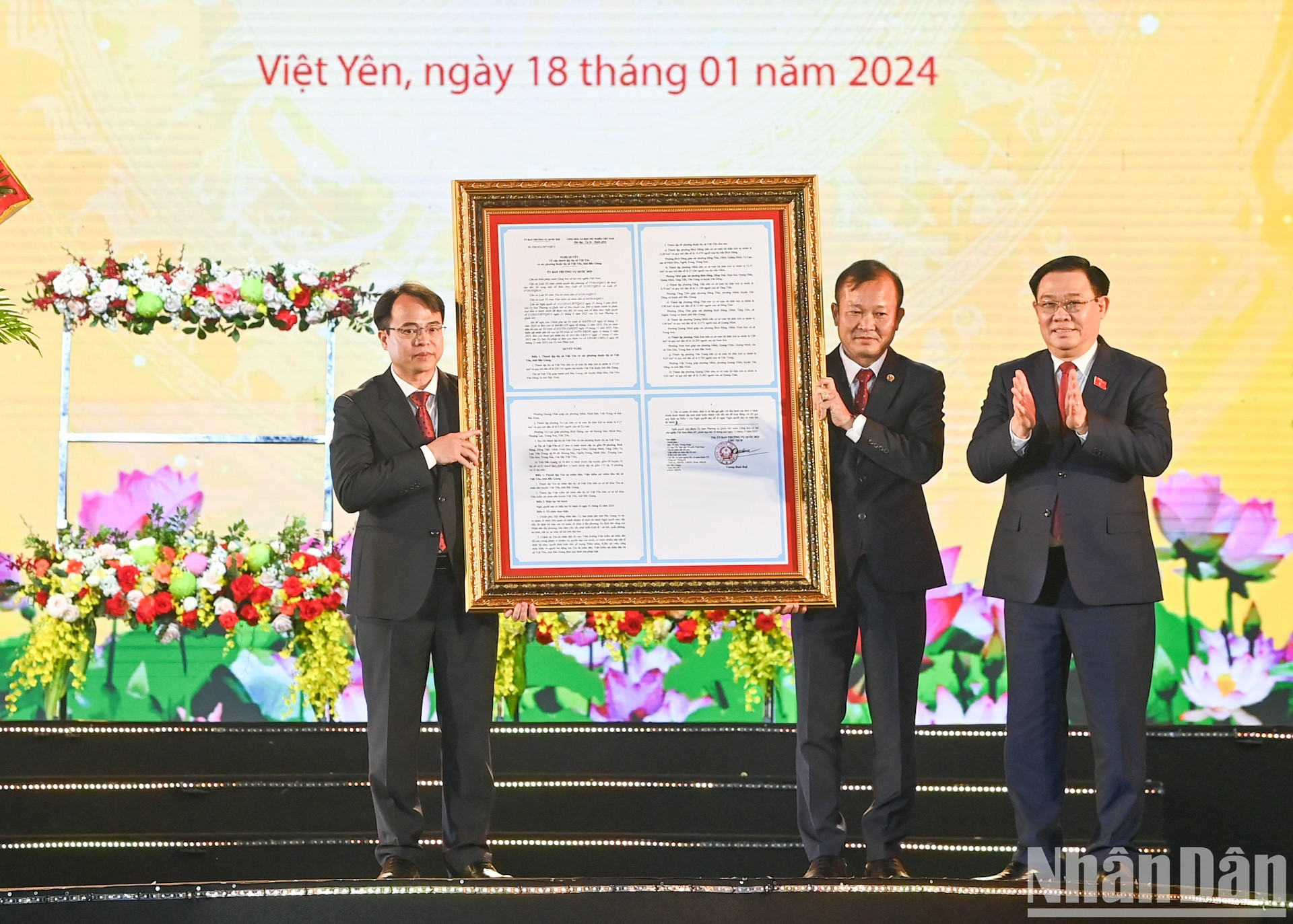 Dinh Hue entrega la Resolución a dirigentes de Viet Yen.