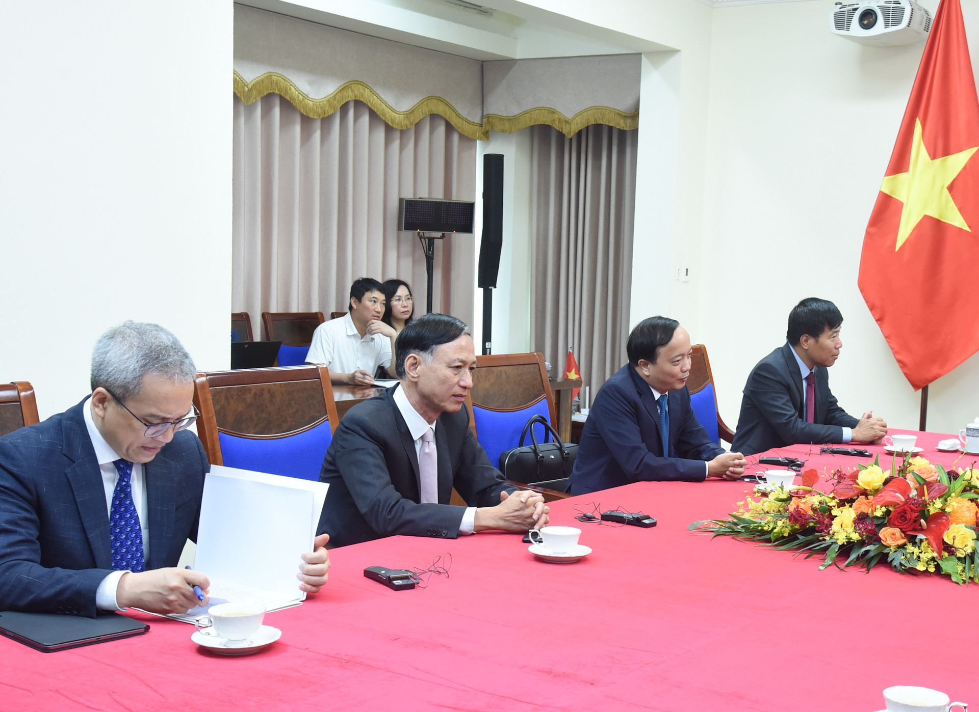 Asistentes vietnamitas en la cita.