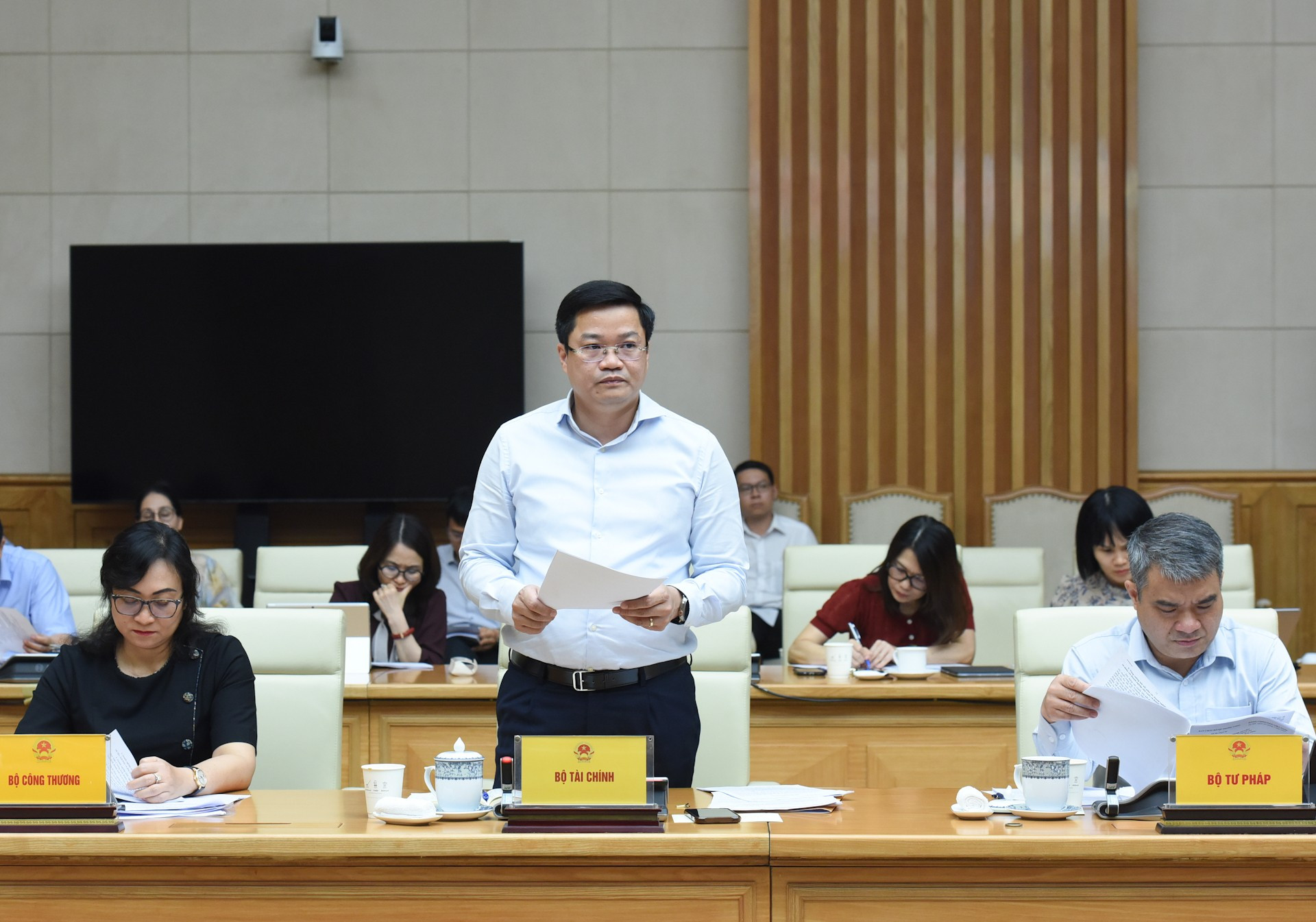 El viceministro de Finanzas Nguyen Duc Tam habla en la reunión. El viceministro de Finanzas Nguyen Duc Tam habla en la reunión.