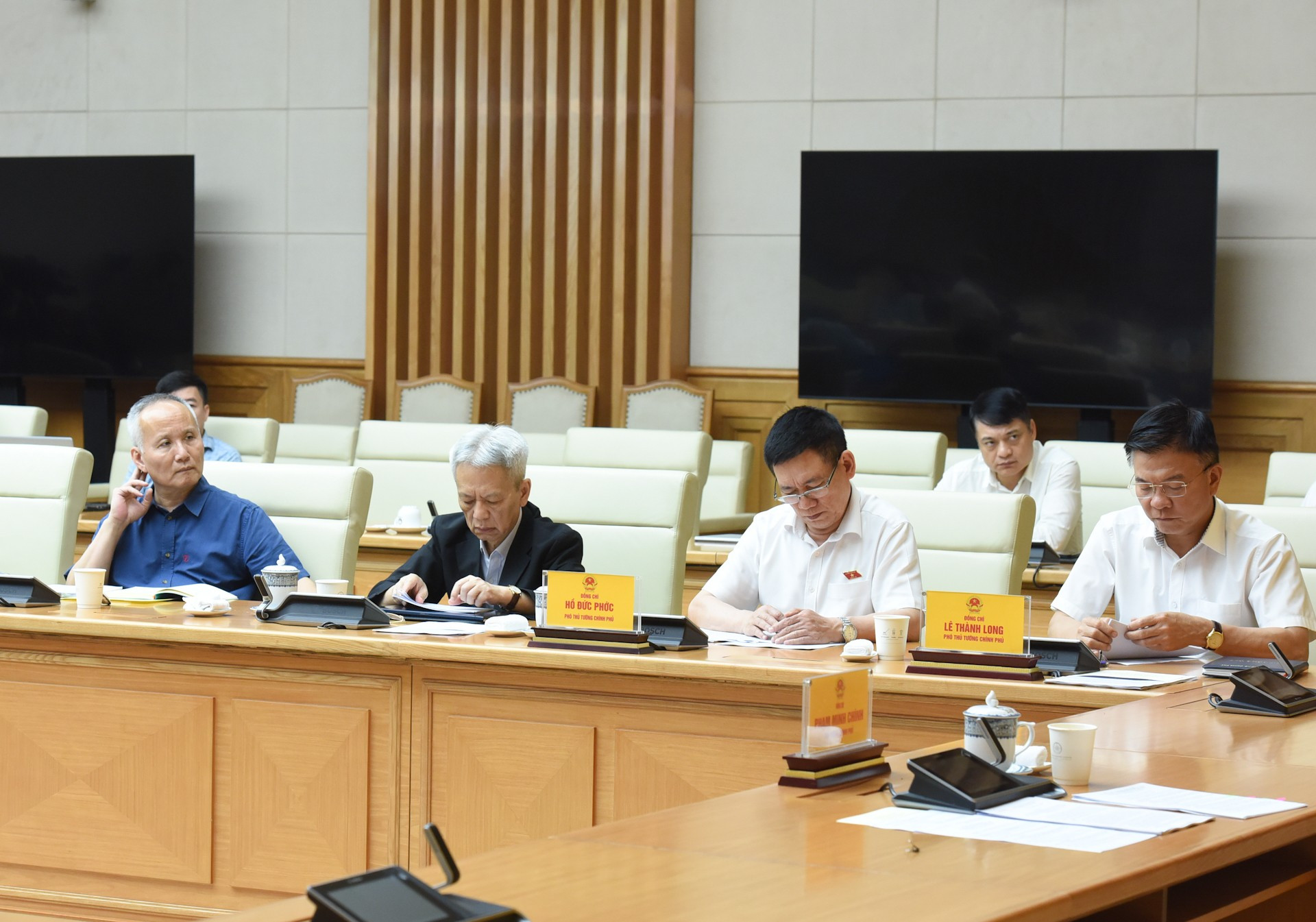 Asistentes a la reunión. Asistentes a la reunión.