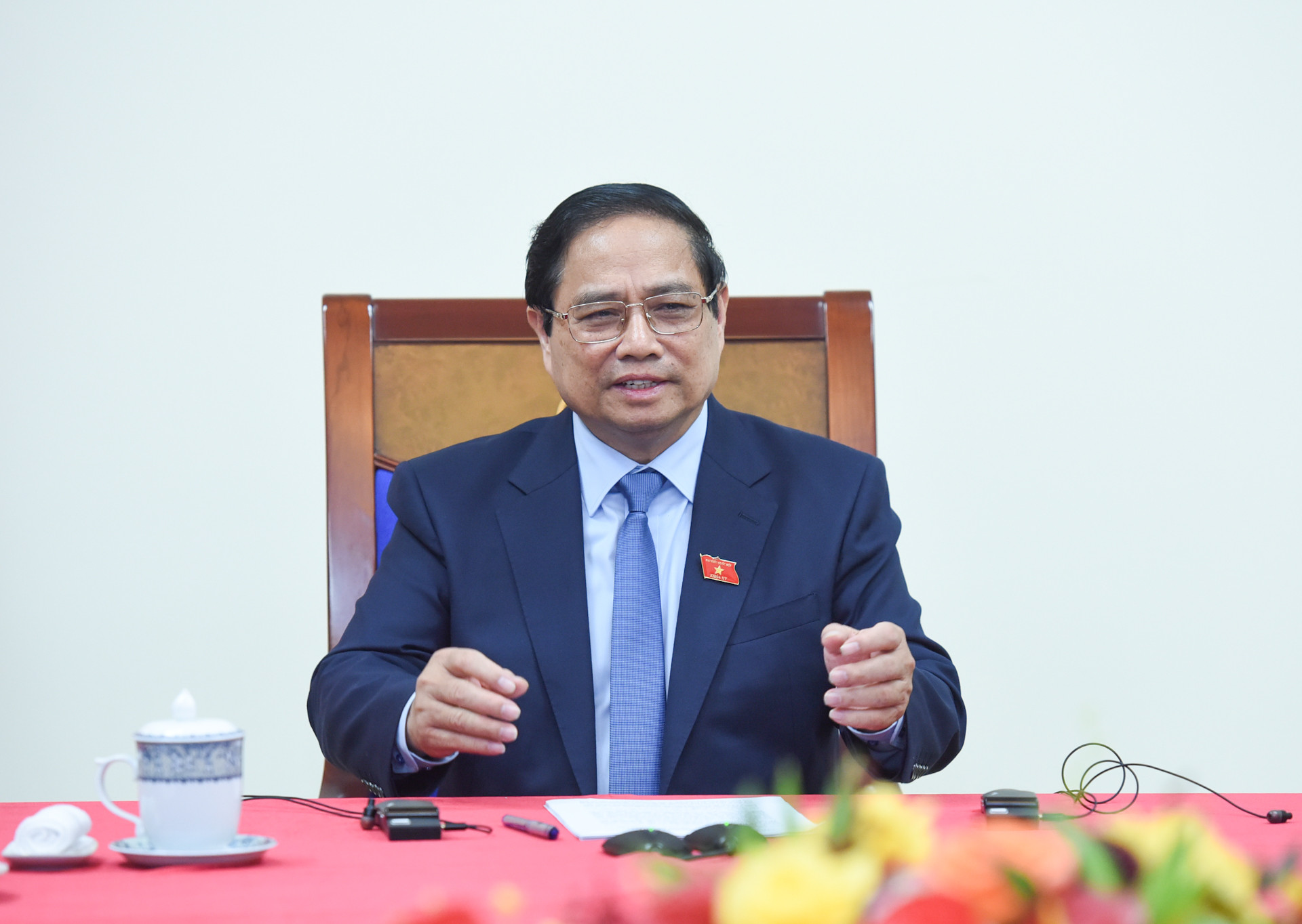 El primer ministro Pham Minh Chinh mantiene una llamada telefónica con su similar de Singapur, Lawrence Wong.
