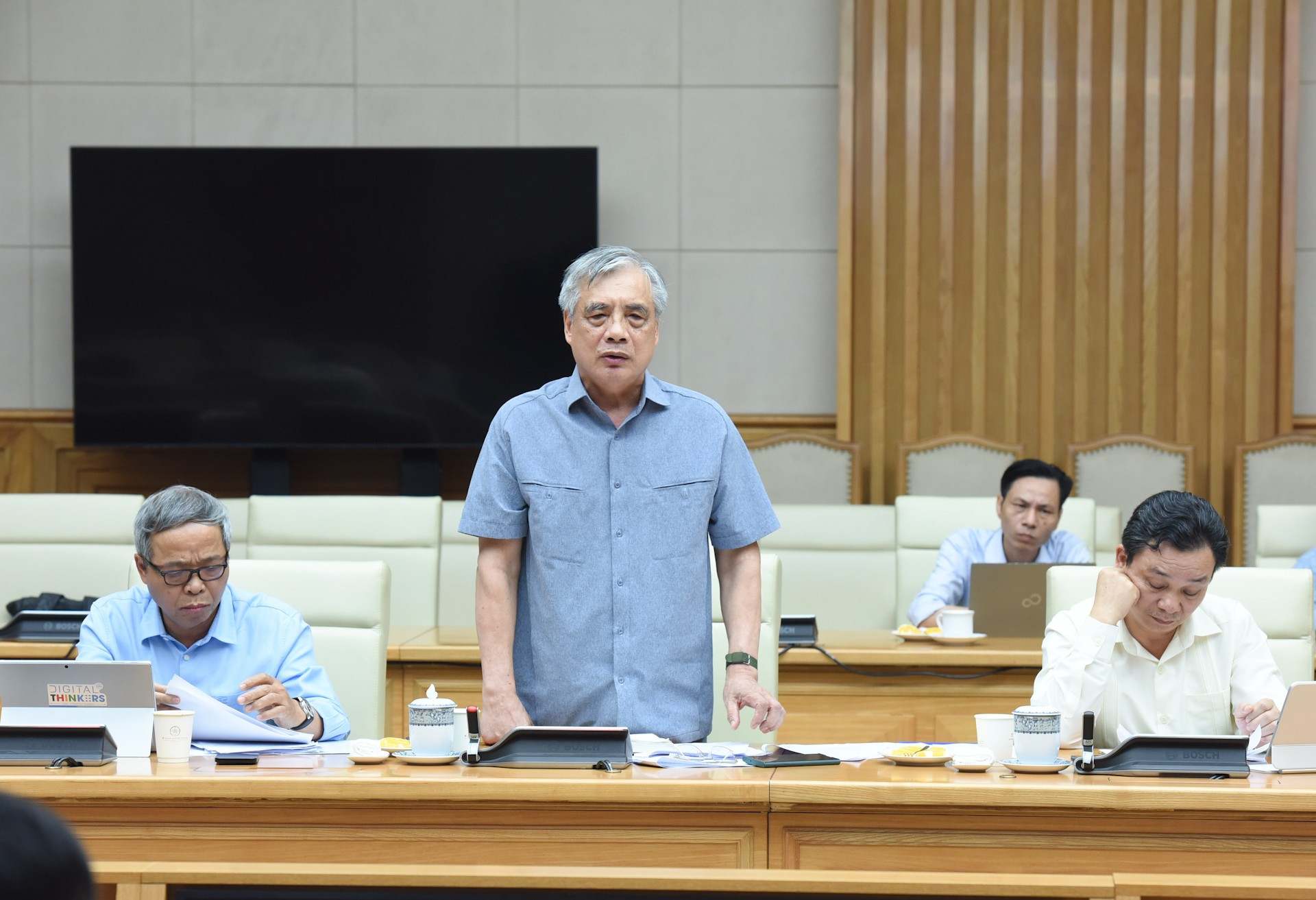 Tran Dinh Thien, experto en economía, toma la palabra en la cita. Tran Dinh Thien, experto en economía, toma la palabra en la cita.