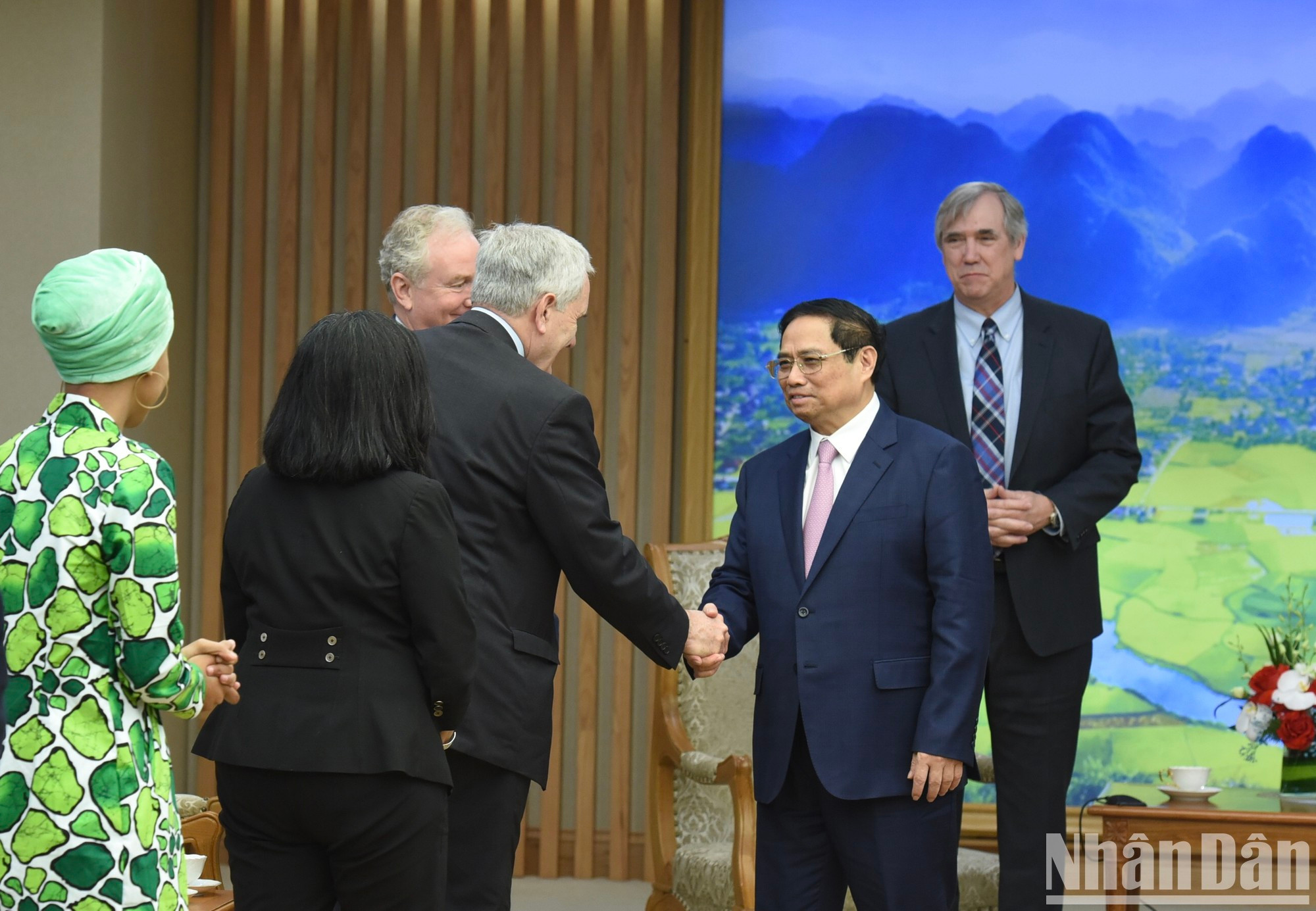 Minh Chinh se despide de los visitantes estadounidenses.