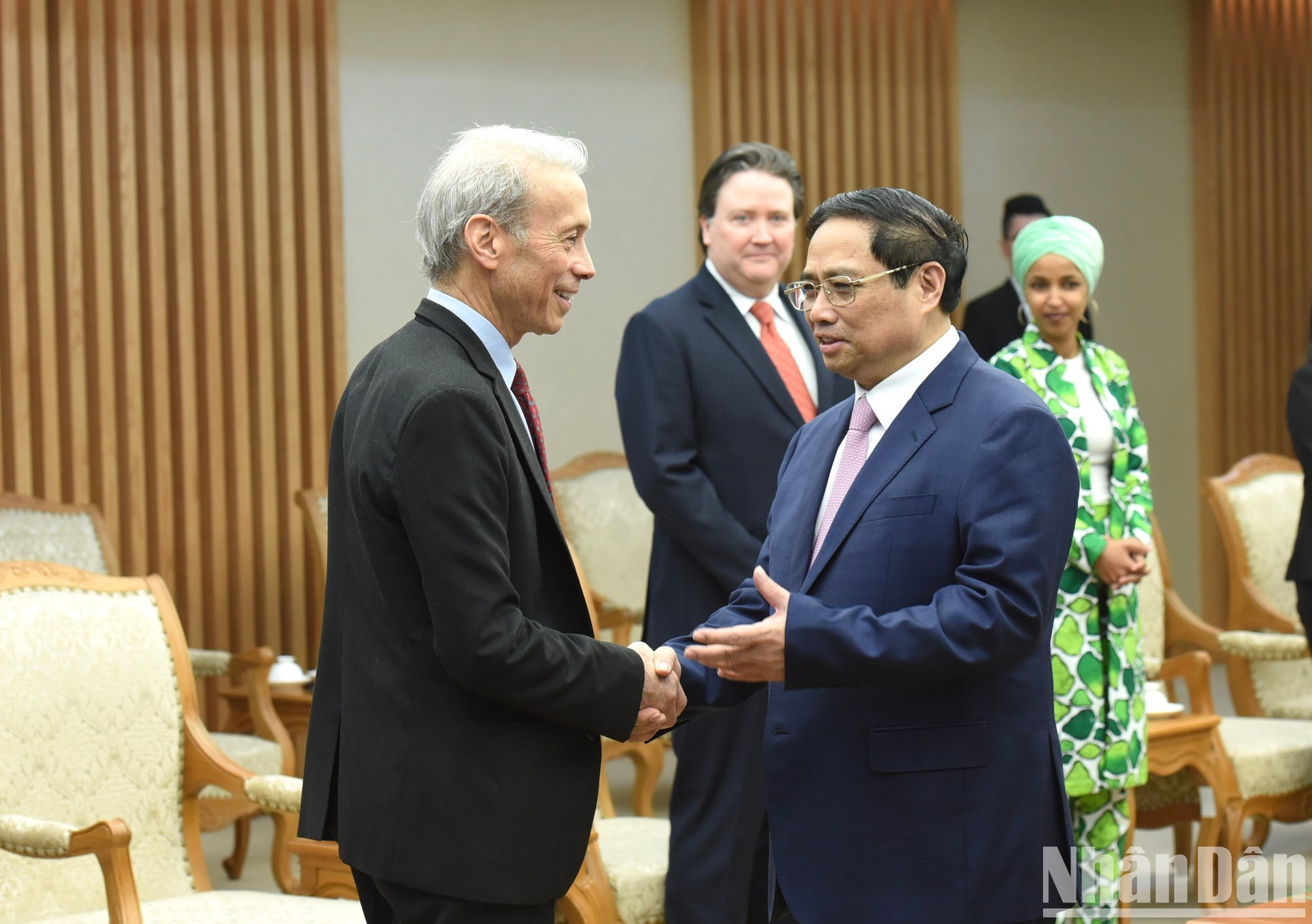 El primer ministro Pham Minh Chinh da la bienvenida a los visitantes.