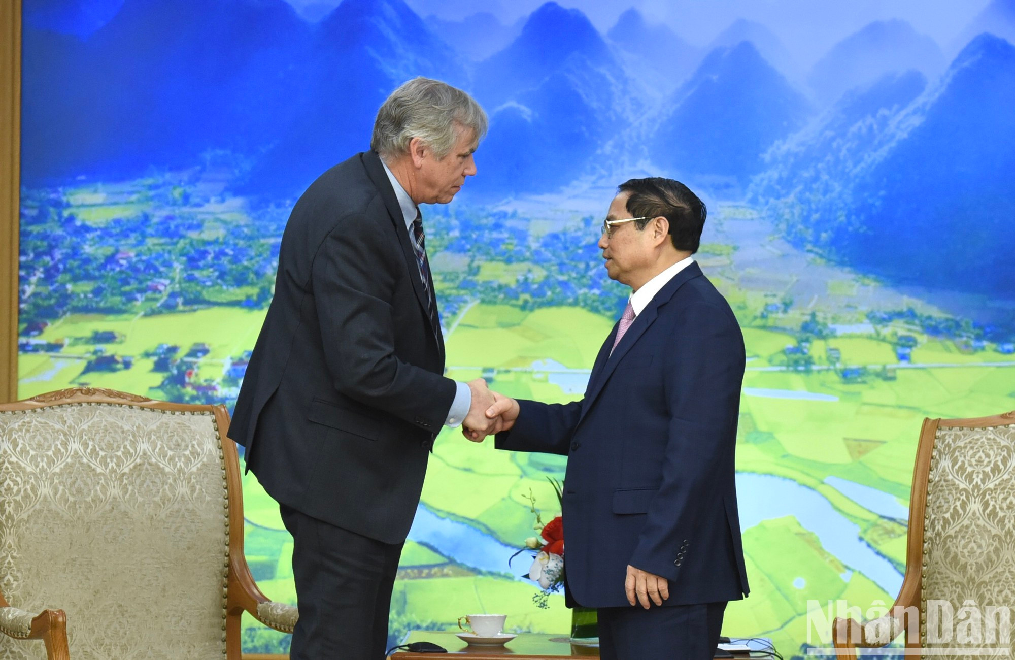 Minh Chinh se despide del senador por Oregón, Jeff Merkley.