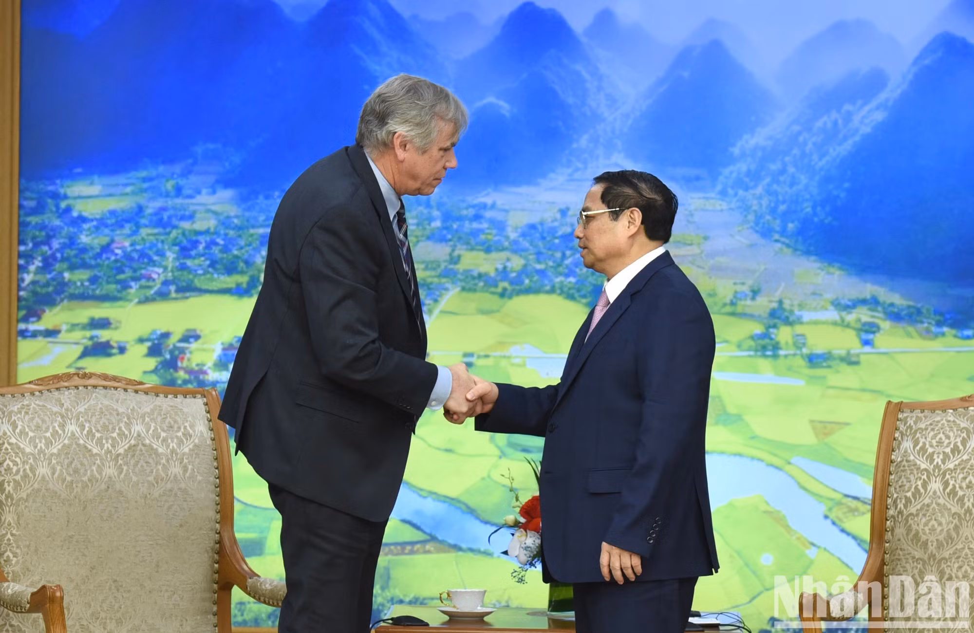 Minh Chinh se despide del senador por Oregón, Jeff Merkley.