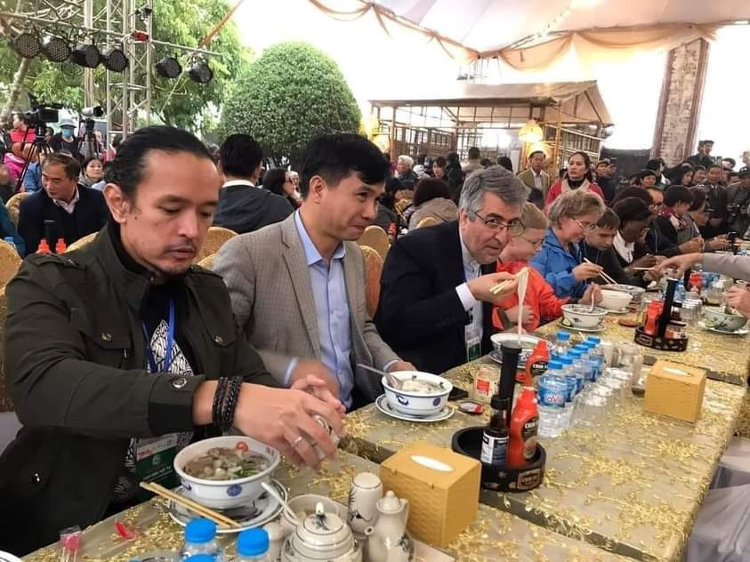 La aldea de Van Cu presenta a los turistas su singular plato, el Phở. La aldea de Van Cu presenta a los turistas su singular plato, el Phở.