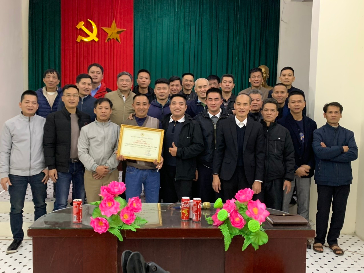 Los artesanos y chefs de la aldea de Van Cu reciben el Tablero Dorado de la Cocina Vietnamita. Los artesanos y chefs de la aldea de Van Cu reciben el Tablero Dorado de la Cocina Vietnamita.