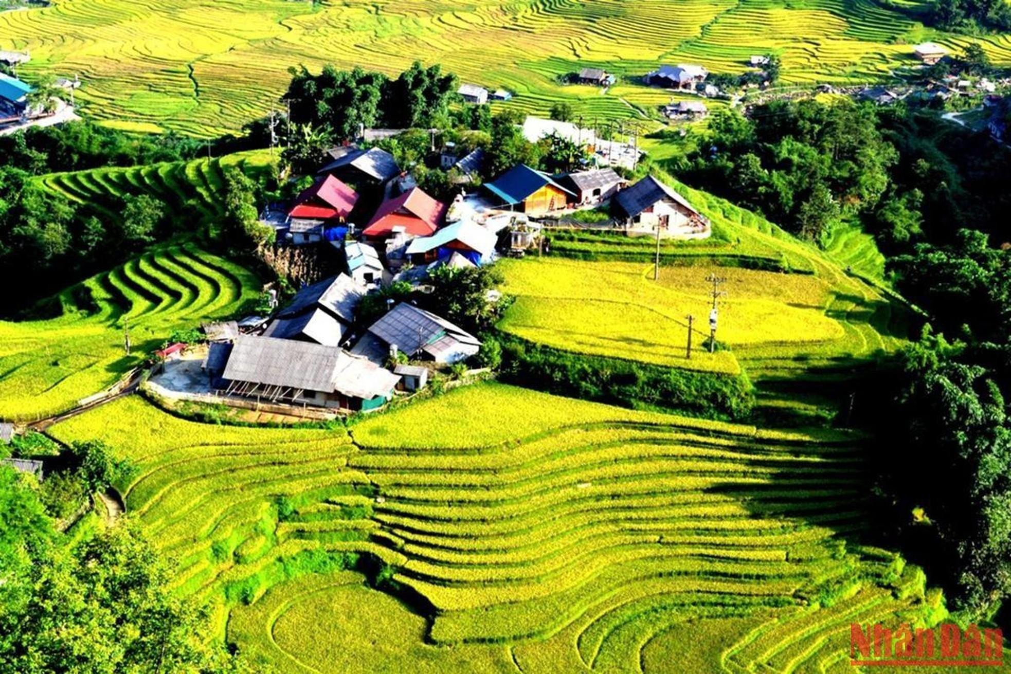 Un pueblo donde residen familias de la etnia Hmong está ubicado en una colina alta. Un pueblo donde residen familias de la etnia Hmong está ubicado en una colina alta.