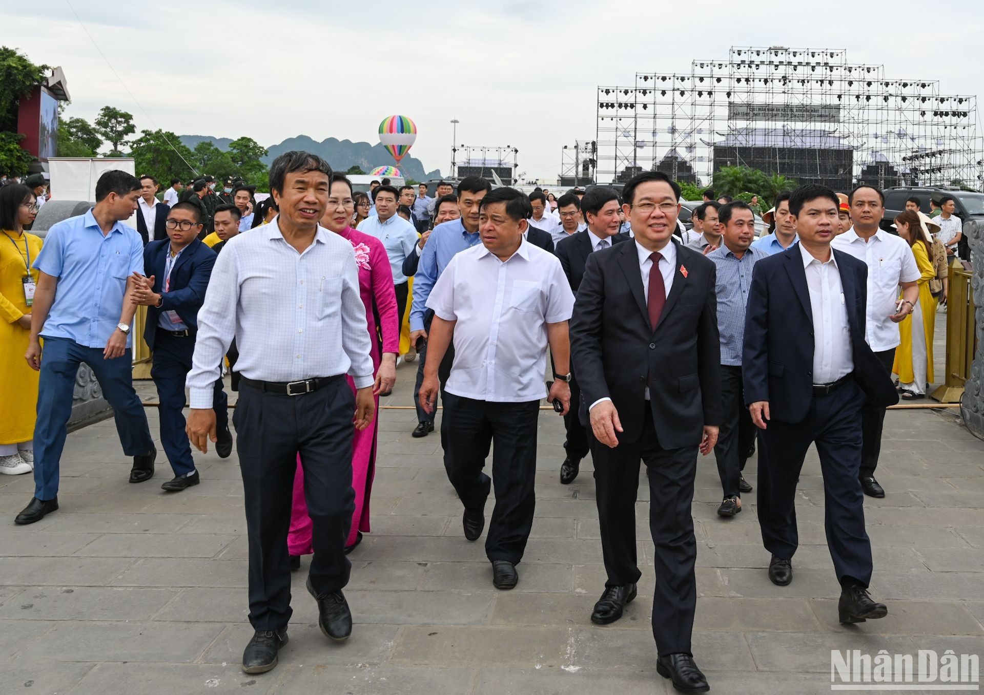En la tarde del mismo día, el presidente del Parlamento, Vuong Dinh Hue, y otros delegados visitan la zona turística de Tam Chuc, distrito de Kim Bang. En la tarde del mismo día, el presidente del Parlamento, Vuong Dinh Hue, y otros delegados visitan la zona turística de Tam Chuc, distrito de Kim Bang.