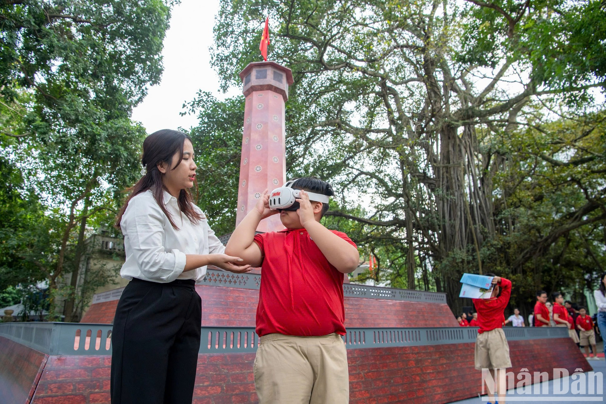 Los estudiantes usan gafas de realidad aumentada (AR) mirando imágenes en 3D sobre Hanói. Los estudiantes usan gafas de realidad aumentada (AR) mirando imágenes en 3D sobre Hanói.