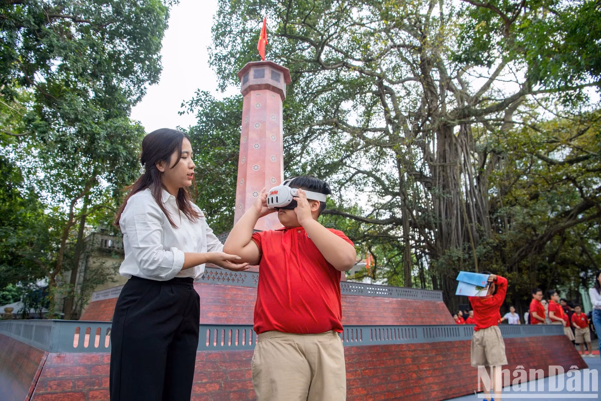 Los estudiantes usan gafas de realidad aumentada (AR) mirando imágenes en 3D sobre Hanói.