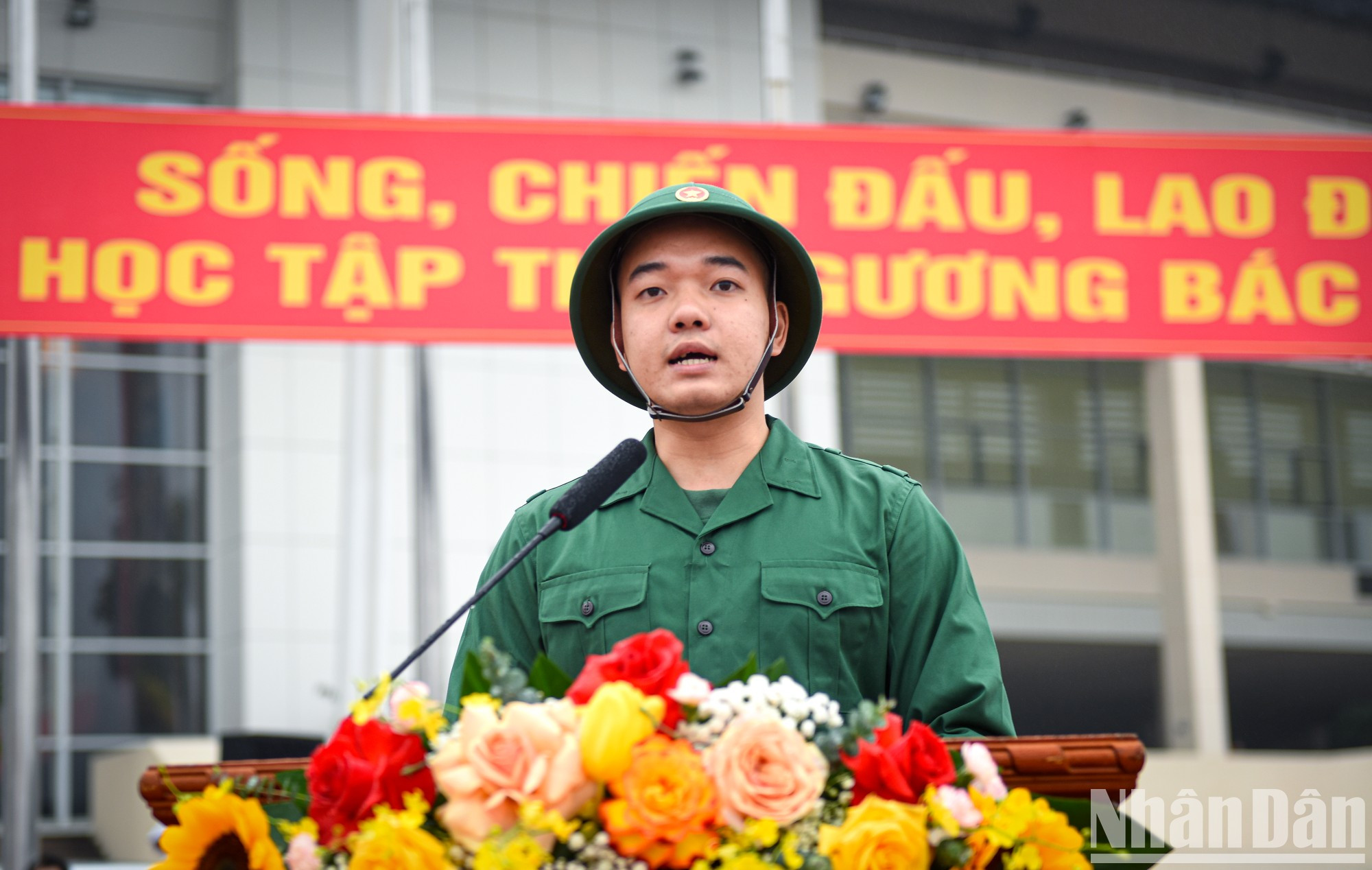 Ngo Cong Duc, del Regimiento 102, División de Infantería 308, en nombre de los 66 reclutas del distrito de Nam Tu Liem, expresó su orgullo por seguir los pasos de sus antecesores al engrosar las filas del Ejército Popular y la Seguridad Pública Popular. Ngo Cong Duc, del Regimiento 102, División de Infantería 308, en nombre de los 66 reclutas del distrito de Nam Tu Liem, expresó su orgullo por seguir los pasos de sus antecesores al engrosar las filas del Ejército Popular y la Seguridad Pública Popular.