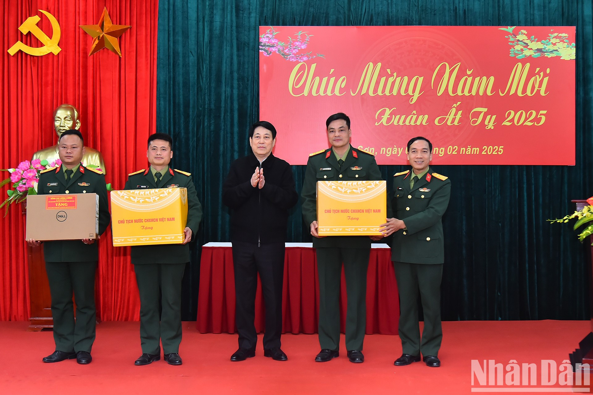 Luong Cuong entrega obsequios a la unidad militar. Luong Cuong entrega obsequios a la unidad militar.