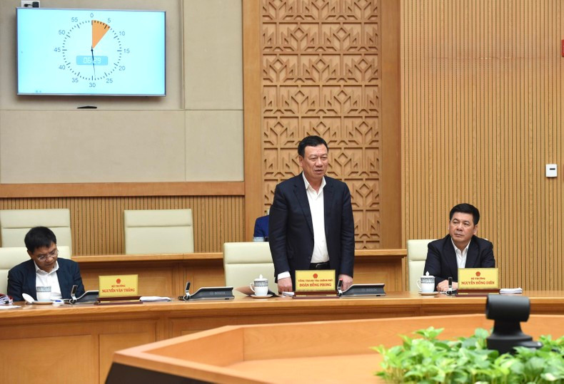 Doan Hong Phong, inspector general del Gobierno habla en la reunión.