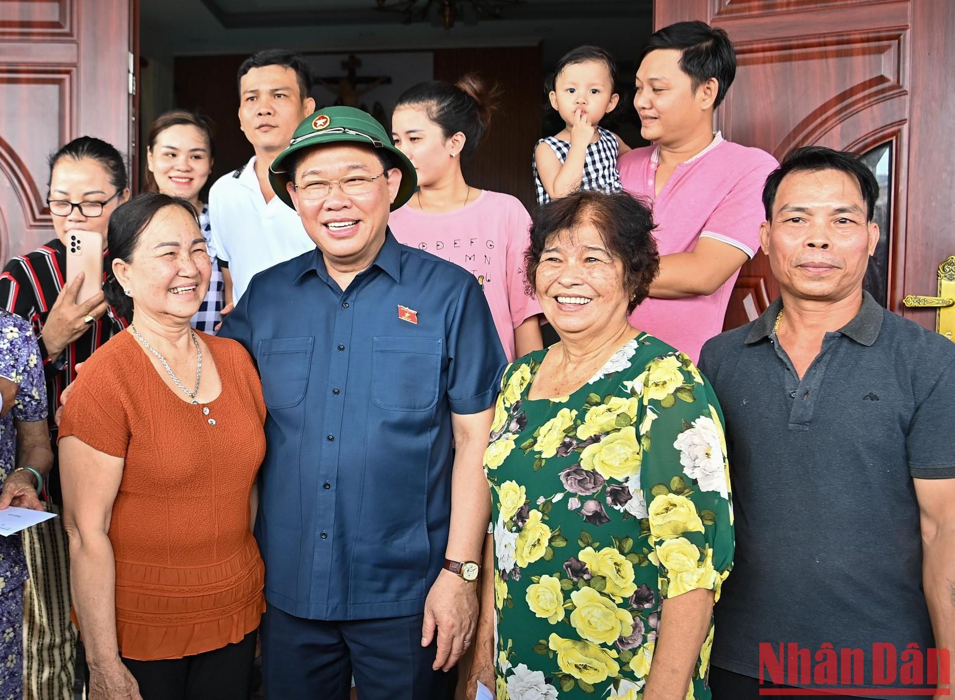 El dirigente del Legislativo y personas en el área Loc An-Binh Son.