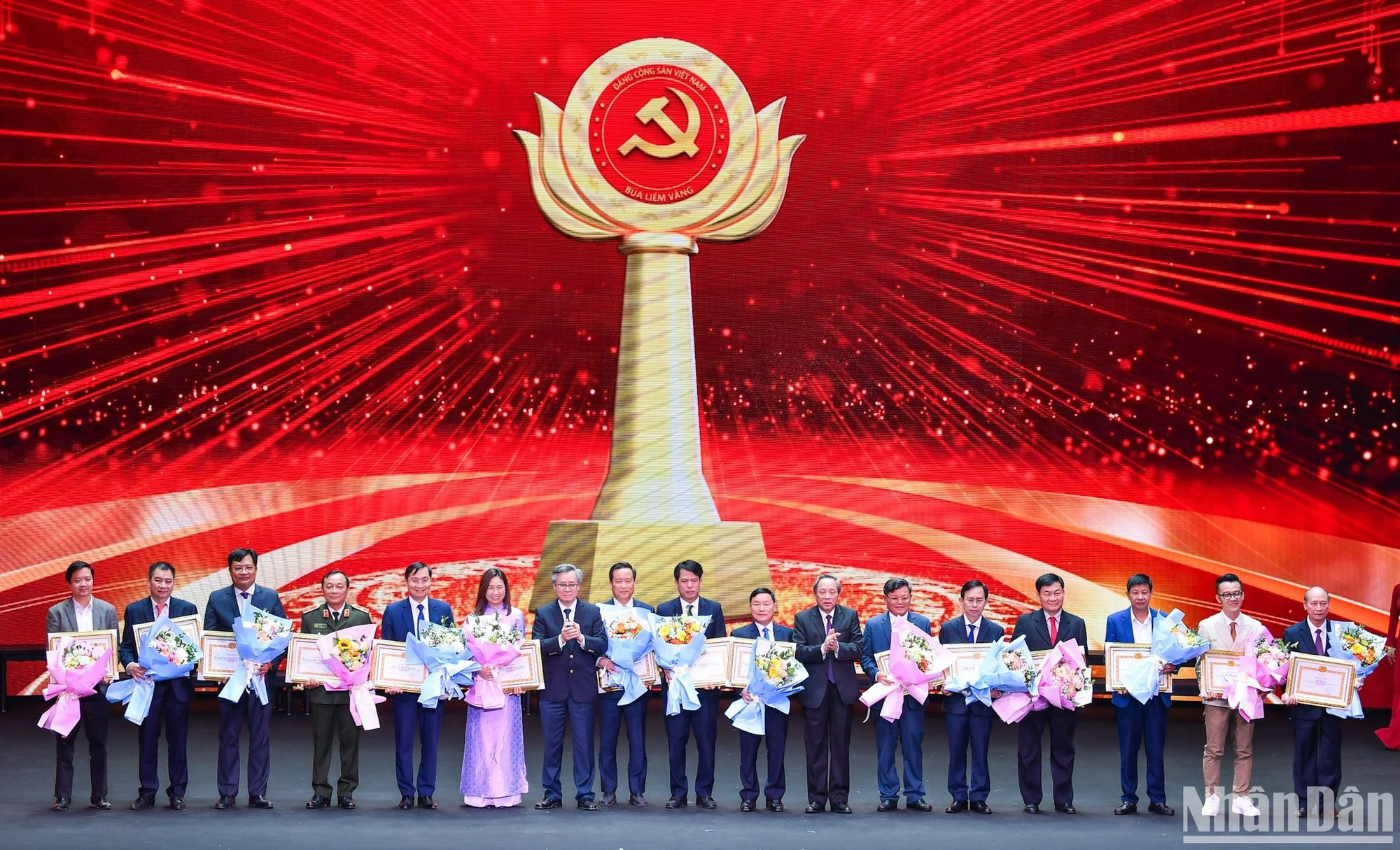 Los subjefes de la Comisión de Organización del Comité Central del PCV, Hoang Dang Quang y Nguyen Quang Duong, entregan certificados de mérito a 15 colectivos destacados con los aportes importantes al éxito del Premios. Los subjefes de la Comisión de Organización del Comité Central del PCV, Hoang Dang Quang y Nguyen Quang Duong, entregan certificados de mérito a 15 colectivos destacados con los aportes importantes al éxito del Premios.